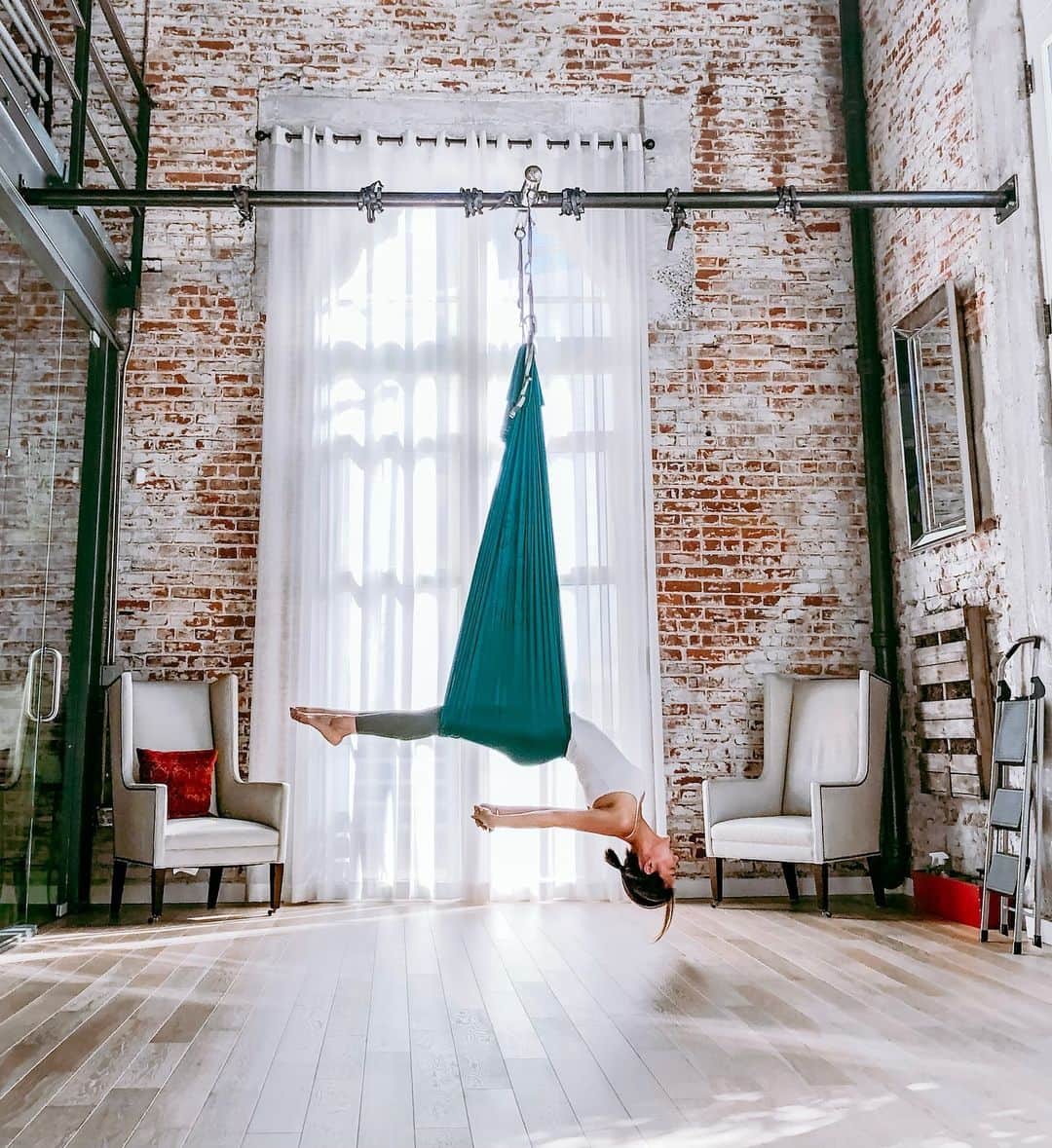 パク・ウンジさんのインスタグラム写真 - (パク・ウンジInstagram)「발바닥이 시커멓..🙈 #flyingyoga #yoga」10月31日 14時44分 - egeeparkcom