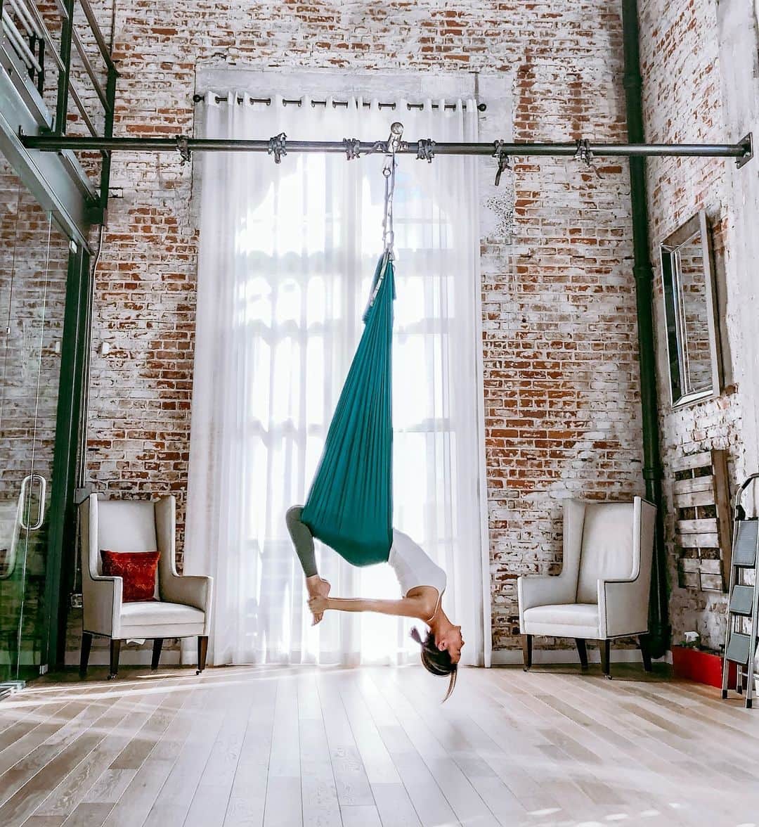 パク・ウンジさんのインスタグラム写真 - (パク・ウンジInstagram)「발바닥이 시커멓..🙈 #flyingyoga #yoga」10月31日 14時44分 - egeeparkcom