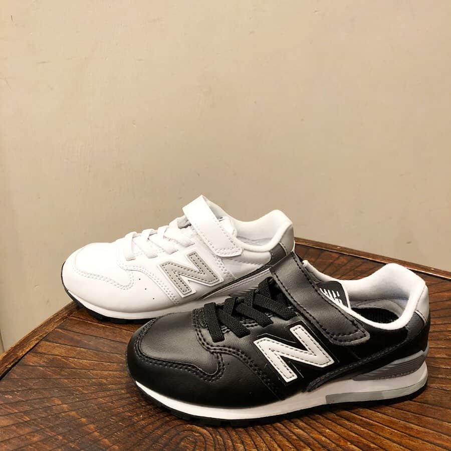 こども ビームスさんのインスタグラム写真 - (こども ビームスInstagram)「【new arrival】 ＜New Balance＞YV996L、IZ996L 定番のニューバランス996シリーズから、高級感あるシックなカラーが入荷しました❗️光沢感のある人工皮革で、フォーマルの時も合わせていただけます✨ベビーサイズからございます。七五三の時など、お揃いも出来そうですね♪  カラー:ホワイト、ブラック ▶︎ YV996L  サイズ:12、12.5-16.5cm ¥5,400+税 ▶︎ IZ996L サイズ:17、17.5-23cm ¥5,900+税 . 【BEAMS CLUB ダブルポイントキャンペーン開催中】BEAMS各店では、11月4日(月)まで、 BEAMS CLUB会員の皆様へ感謝の気持ちを込めたダブルポイントキャンペーンを開催します。期間中は、通常の2倍のポイントを差し上げます。  また、期間中もお手持ちのビームス商品券（公式オンラインショップはクーポンコード）をご利用いただけます。ぜひ、BEAMSでのお買い物をお楽しみください。 . #モノトーン #ブラック # #ホワイト #シューズ #フォーマル #フォーマルシューズ #スーツ #suitstyle #七五三 #前撮り #前撮り準備 #キッズシャツ #卒園式 #卒園式コーデ #入学式  #入学式コーデ #ダブルポイント #こどもビームス #ビームス #代官山 #kodomobeams #daikanyama . 詳しい詳細は、プロフィールのリンク🔗からビームス公式サイト、こども ビームスページをチェック❗️ ※お問い合わせにつきましては、お電話にて承ります。」10月31日 15時07分 - kodomo_beams