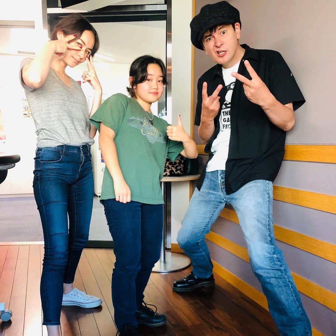 のインスタグラム：「飛び入りゲスト！SUPERORGANISM のorono！！ 今夜23時からの「Oh Wow, Very Cool!」も是非！！ #ジョージとシャウラ #interfm897」