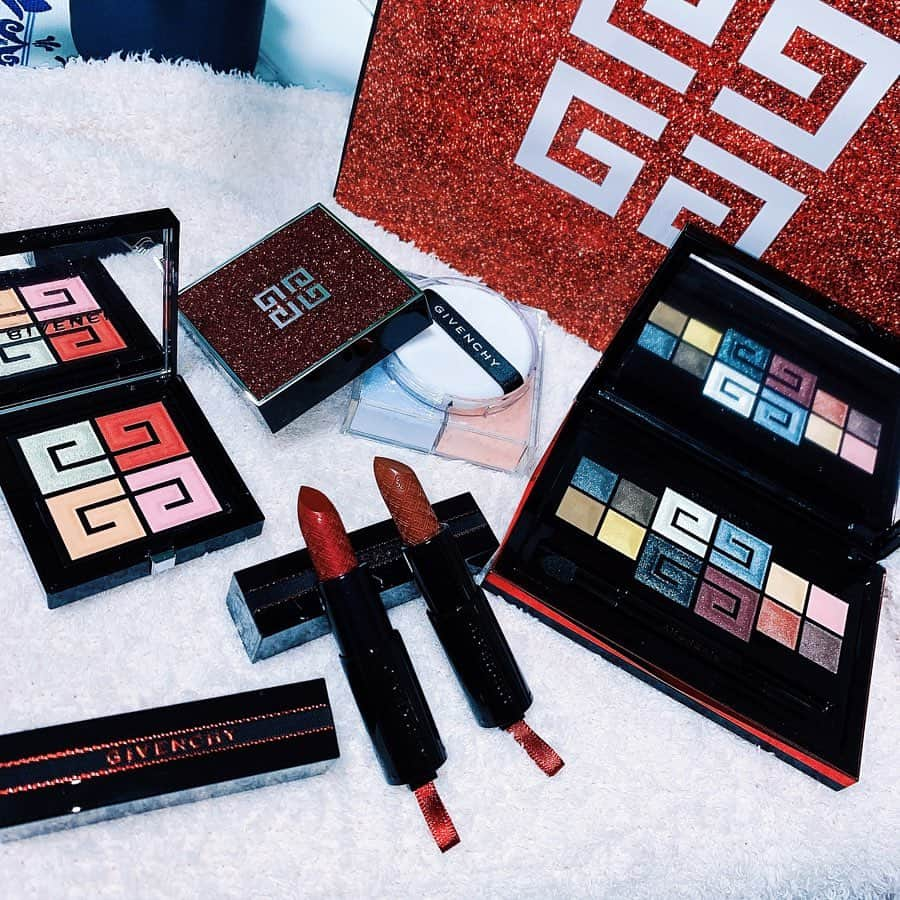 新希咲乃さんのインスタグラム写真 - (新希咲乃Instagram)「GIVENCHYのクリスマスコレクション 2019﻿ Cross the Red Line💄﻿ ﻿  @givenchybeauty  赤の魔法を宿してくれるコスメという事で﻿ 開けた瞬間から心が掴まれて大変…﻿ GIVENCHYが真っ赤にギラギラ﻿ わたしの大好きなイメージすぎて本当にため息…﻿ ﻿ ﻿ о#レッドライトパレット 限定1品﻿ └﻿ 完璧なくらい素晴らしい配色。わたしは黒やグレーのアイシャドウに赤みを入れるのが大好きだから、毎回GIVENCHYのアイシャドウはツボなんだよね﻿ ﻿ ﻿ о#プリズムリーブル 限定1色No.10﻿ └﻿ 大好きなパウダー！ほっぺにGマークつけてポンポンするとヨレないし、化粧モチが凄いです。今回のカラーは透明感も血色感もツヤも出て最高でした！﻿ ﻿ о#ルージュアンテルディ ﻿ └﻿ No.27ボールドレッド﻿ No.28スリリングブラウン﻿ 小さいGが特別感凄い出してくる〜（ ; ; ）♡﻿ 可愛いよぉ、、、細かいラメ？パールが入ってるけど﻿ 唇にのせるとそこまで分からないのに、プリッとしたリップにしてくれる。とにかく大人の色気みたいなのが、グッと上がるルージュでした。﻿ スリリングブラウンって名前最高過ぎる…﻿ ﻿ ﻿ これは本当に本当におすすめしたい﻿ コフレでしたね、、、、すごい、、、﻿ ﻿ 赤に魅了されちゃった♡﻿ ﻿ ﻿  #GIVENCHY #givenchybeauty  #ジバンシィ #ジバンシィコスメ #クリスマスコフレ #コフレ #新作 #新作コスメ #デパコス #アイシャドウパレット #リップ #ルージュ #crosstheline #アイシャドウ #口紅 #Xmas #christmas #cosmetics #新希咲乃 #さきのコスメ」10月31日 20時40分 - niki_sakino