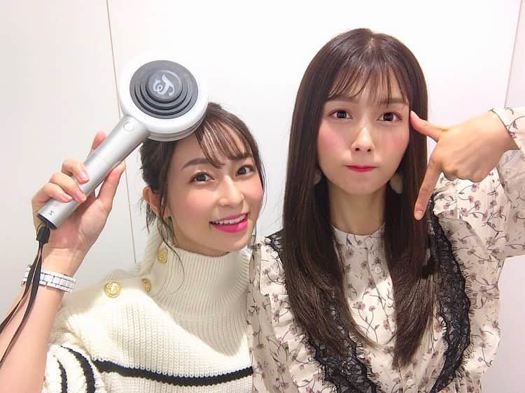 麻衣愛のインスタグラム：「TWICEさんのLIVEへ行ってきました💗  自分の生誕祭の時に、あーちゃんに行きたいって言ったら本当に誘ってくれて実現しました!!感動😹💕あーちゃんありがとう💛  あぁ〜可愛かったな〜💕 #live #idol #twice #twicelights #幕張メッセ #アイドル #アイドルライブ #kpop #ツウィ ちゃん」