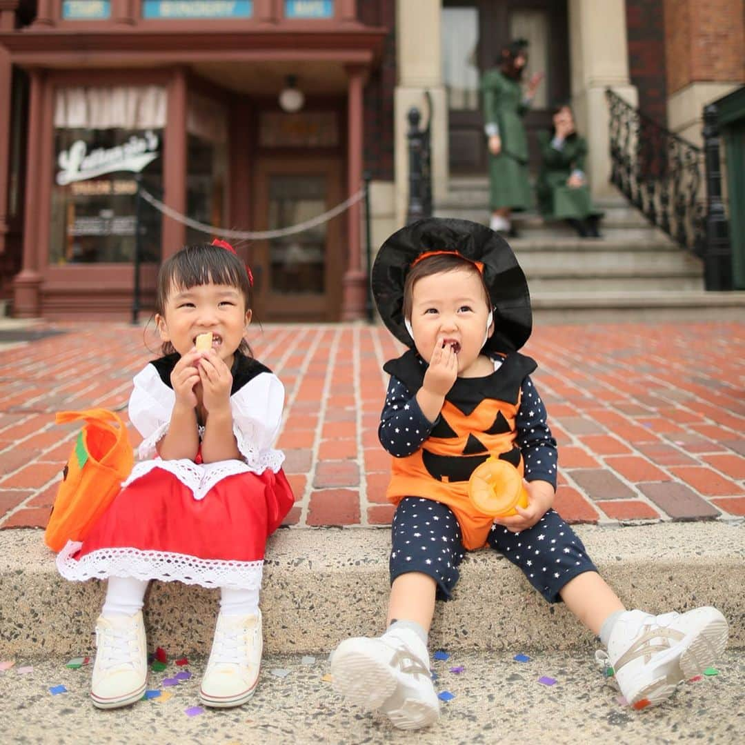 菅野広恵さんのインスタグラム写真 - (菅野広恵Instagram)「＊＊＊ happy🎃halloween‼︎ ・ ひーくんはかぼちゃに変身♪ お友達は赤ずきんちゃん♪ ・ 4枚目、5枚目の写真笑ってしまったw もう少し寄ってとお友達に言ったらひーくんにくっついてくれたのに、チビ助はこの表情w しまいには、5枚目の写真のように離れるという🤣 ・ 沢山遊んでもらっておいて、本当ツンデレだわ🤣 ・ カメラマンさん　@norisuke2016  さん  #ママリ  #新米ママ  #男の子ママ  #育児日記  #ベビフル #子連れ #1歳11ヶ月  #育児中  #関西ママ #キラポス通信  #ママ友募集中  #赤ちゃんとお出かけ #コドモノ #ベビーファッション #mamagirl  #子連れスポット #2017_autumn_baby部  #コドモノ #子供服 #親子リンクコーデ #ユニバ #ハロウィンコーデ #リンクコーデ #子連れユニバ #ポートレート #もうじき2歳 #プチプラママコーデ #ハロウィンキッズ #キッズコーデ #キッズファッション #キッズファッション男の子」10月31日 20時38分 - hiroesugano