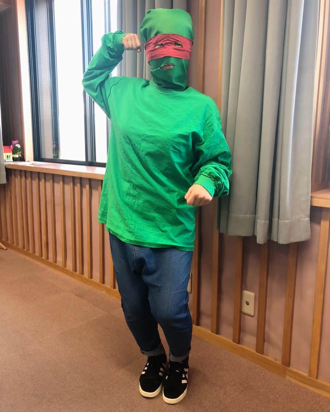 和田美枝のインスタグラム：「カワバンガ🍕🍕🍕 この時期ならでは毎年恒例のラジオでハロウィン🎃w  #ハロウィン #ラジオなのに #仮装 #4時間中2時間これで喋る #何かわかる？ #一応 #ミュータントタートルズ #ラファエロ　の #オフの日っていう設定 #デニムも履く #ウーバーイーツのリュックも背負う #新聞も読む #カワバンガ🍕🍕🍕 #雑すぎ」