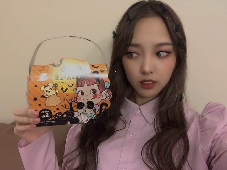 飯窪春菜のインスタグラム：「🦋🎃🦋 ・ ・ Happy Halloween🖤 ・ 今日はカンストTVの収録してます！ 不二家で皆さんへのお菓子を調達しました〜〜🖤 ・ ・ ・ #happyhalloween  #halloween  #trickortreat  #不二家  #はるなの毎日  #飯窪ってる」