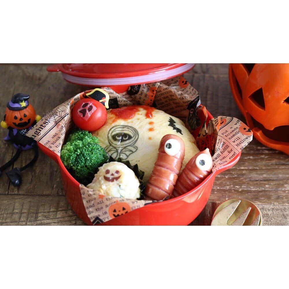 にぎりっ娘。のインスタグラム：「* 忘れてた #ハロウィン弁当🎃 ・ 食べるアートも色々な種類が出てるのね。 カルディで即買しちゃったわ。 ・ 一つ目ウインナーもなかなか可愛いくできて満足😊 ・ お弁当メニュー *ハロウィンオムライス *ポテサラ *一つ目ウインナー *ブロッコリー、ミニトマト ・ #お弁当中#お弁当#愛妻弁当#おべんとう#旦那弁当#手作り弁当#ランチ#lunch#lunchbox#obento#bento#お弁当じまん #cookingram#クッキングラム#らくらくお弁当#ハンズ弁 #もクラシル#KURASHIRU#kurashirufood#macaroni #デリスタグラマー #lin_stagramer * お弁当作成動画配信中 youtube内検索で 「お弁当中」か「にぎりっ娘」で検索してね😘 *」