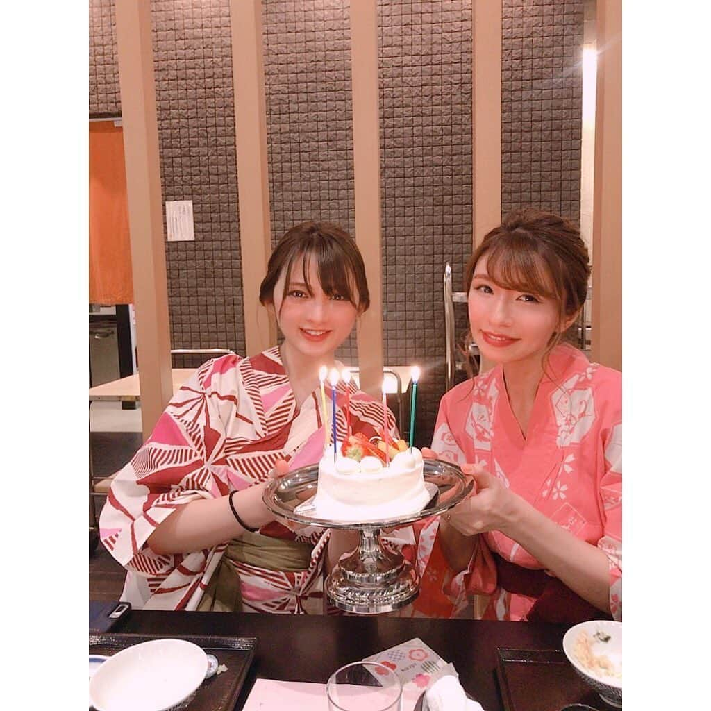 鈴木咲さんのインスタグラム写真 - (鈴木咲Instagram)「しょこと宿の方がみなちゃんと私の誕生日を祝ってくれた優しいありがとう😭😭😭 嬉しい😭😭😭 顔はめパネルもやれたしめっちゃ満喫したな…楽しかったな…！！ 金沢またすぐにでも行きたい、今度は🦀の季節に . . . . #お花見久兵衛 #山中温泉 #加賀温泉 #金沢 #女子旅 #温泉旅行」10月31日 15時34分 - sakisuzuki1103