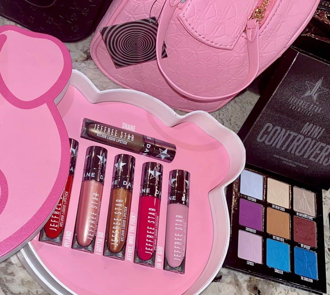 Jeffree Star Cosmeticsさんのインスタグラム写真 - (Jeffree Star CosmeticsInstagram)「The devil is in the details... 👁 The #ShanexJeffree Pig Liquid Lip box set retails for $90 or you can buy each #velourliquidlipstick individually 🐷 #jeffreestarcosmetics #minicontroversy」10月31日 15時26分 - jeffreestarcosmetics