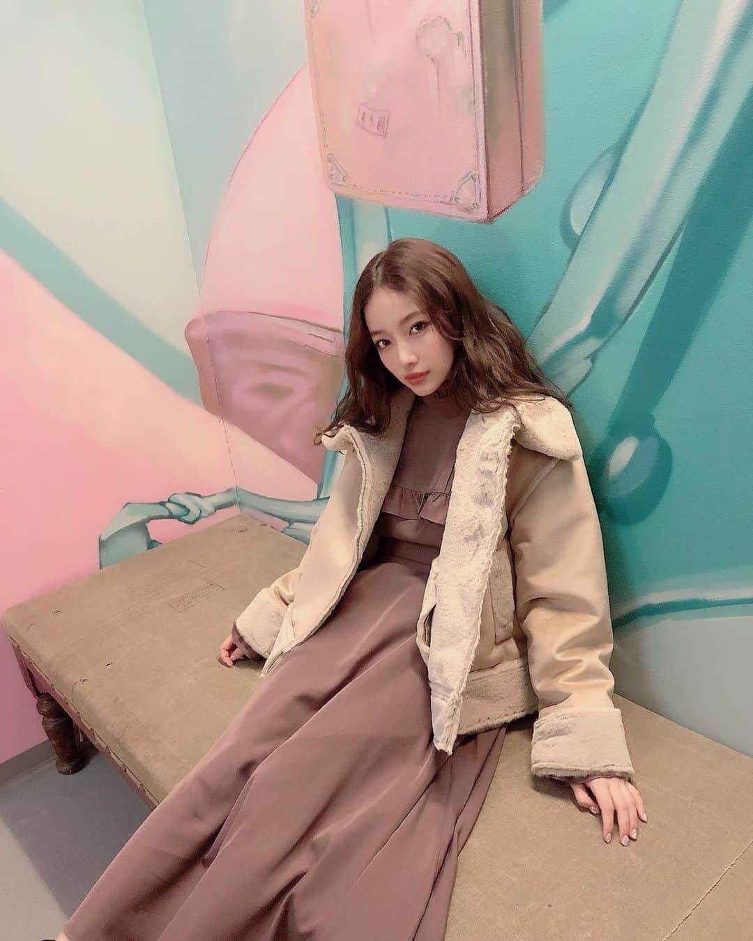 のインスタグラム：「#dailylook . 今日は朝から @andgeebee_official 新作撮影☺︎❤︎ . #ANDGEEBEE を プロデュースさせてもらう事になってから1年^ ^ . 今年の秋冬はアイテムが充実してて １つ１つたくさん考えて出来上がった良いものを みなさんにお届けできそうです！🥰🥰 . . 撮影の後は 次に向けての、会議〜👩🏼‍⚖️💜💜🦊 . 写真で着てる私服も ANDGEEBEEの発売予定の新作だよ😉 とっても暖かくて気持ちいいアウター🥺💗💗」