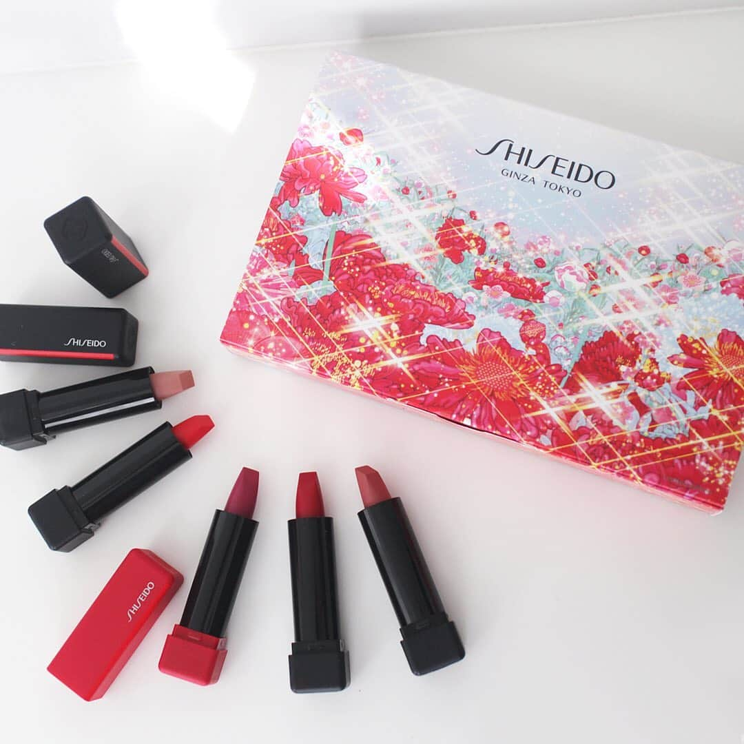 SHISEIDO THE GINZAさんのインスタグラム写真 - (SHISEIDO THE GINZAInstagram)「【2019年 SHISEIDO ホリデーコレクション「SHISEIDO ホリデーカラーズ ミニリップブーケ」】 明日11月1日（金）発売、2019年の「SHISEIDO」ホリデーコレクションのテーマは、「BEAUTY BLOSSOMS」。 メイクアップアイテムからは、人気3色と限定2色のリップセットが数量限定で登場。  軽やかなのにリッチな発色の「モダンマットパウダーリップスティック」から、ミニサイズ5色をひと箱に。 人気色からは502 Whisper、509 Flame、518 Selfie。 限定色は591 Red Force、590 Elemental Rose。  映像クリエーターの稲葉秀樹氏とコラボレーションしたパッケージデザインは、あふれる美しさや輝きを表現しています。  #資生堂 #shiseido #shiseidothestore #ホリデーカラーズミニリップブーケ #ホリデーコレクション #holidaycollection #beautyblossoms #モダンマットパウダーリップスティック #口紅 #lipstick #ミニサイズ #数量限定 #限定色 #メイクアップ #makeup #パッケージデザイン #稲葉秀樹」10月31日 15時31分 - shiseidothestore