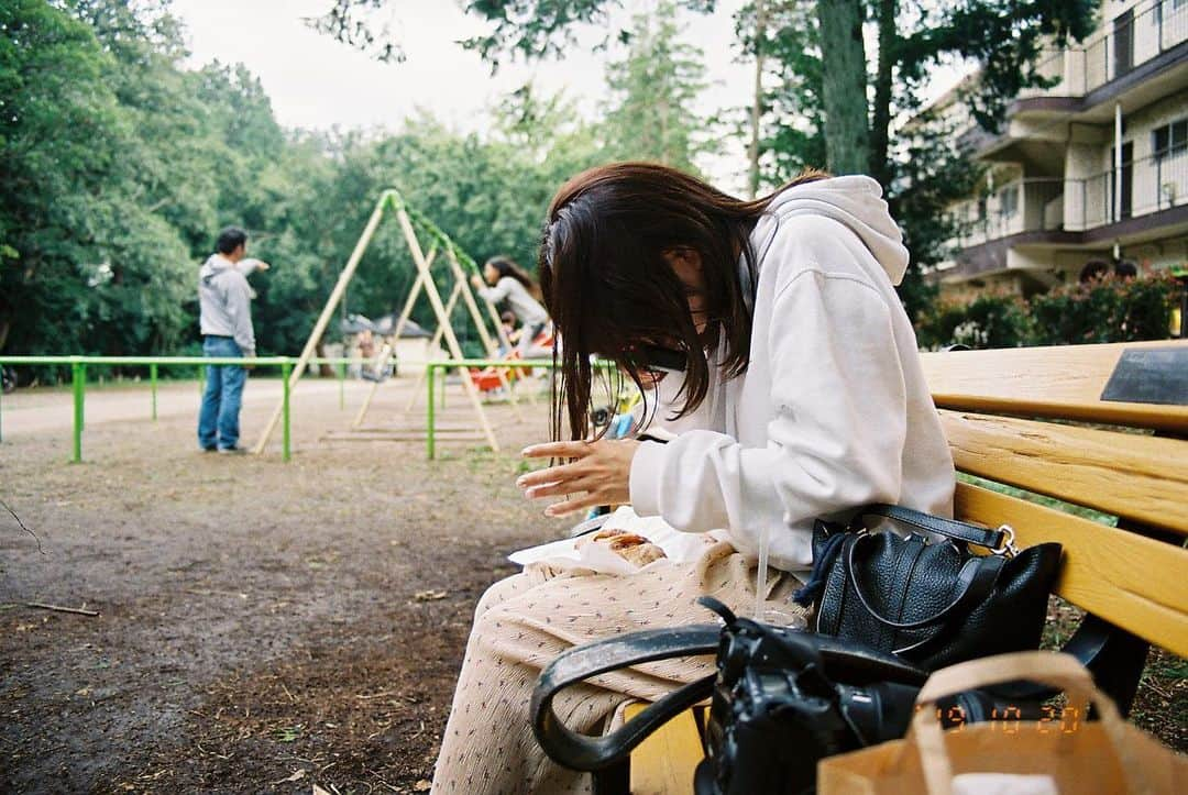 門前亜里のインスタグラム：「🎞 film 📸  美味しそうなパンを写ルンですで撮りたいのに、うつむくと髪が写っちゃうからと試行錯誤して撮ったけど現像してもらったの見たら普通にぼやけていました🥺」