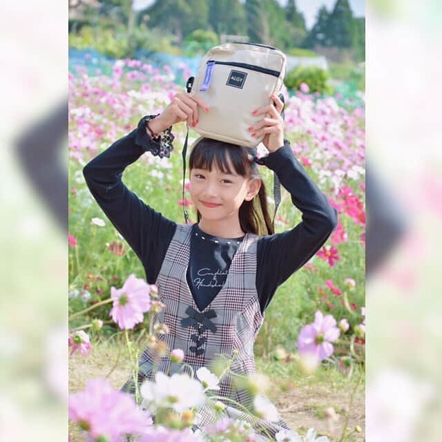 ニコ☆プチのインスタグラム：「🌈 #プチモのふろくの使い方 🌈﻿ ﻿ ﻿ 2人目はレイヨ！！！﻿ ﻿ 🍀レイヨより🍀﻿ ニコ☆プチふろくのALGYのバックを持って﻿コスモスをみに行ったよ☺︎﻿ ﻿ お友達と遊びに行く時も水筒、お財布、タオル、携帯etc……﻿ たーくさん入るから便利‪‪❤︎‬﻿ ﻿ 色々なテイストにもあうから﻿ とーっても使いやすいよ～♪♬*﻿ ﻿ みんなはどっちのコーデが好き⁉️(*˙˘˙*)❥❥﻿ ﻿ ﻿ #ニコプチ﻿ #ニコプチふろく﻿ #松本麗世﻿ #レイヨ﻿ #プチモ﻿ #アルジー﻿ #ショルダーバッグ﻿ #ニコプチふろくのある生活」