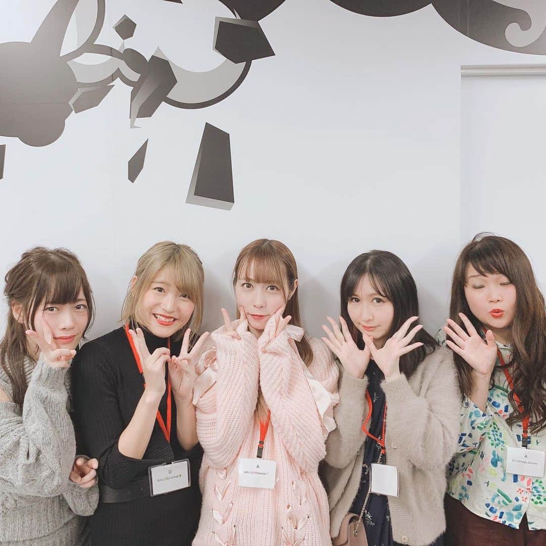 大谷咲子のインスタグラム：「ゲームしてオフ会の時の女子ライバーさんたち🥰 ゲーム配信してる子、これからやりたい子、偶然来ちゃった子🤣🤣🤣 みんなそれぞれ。 なかなか会えないしこういうオフイベ楽しいよねー😍」