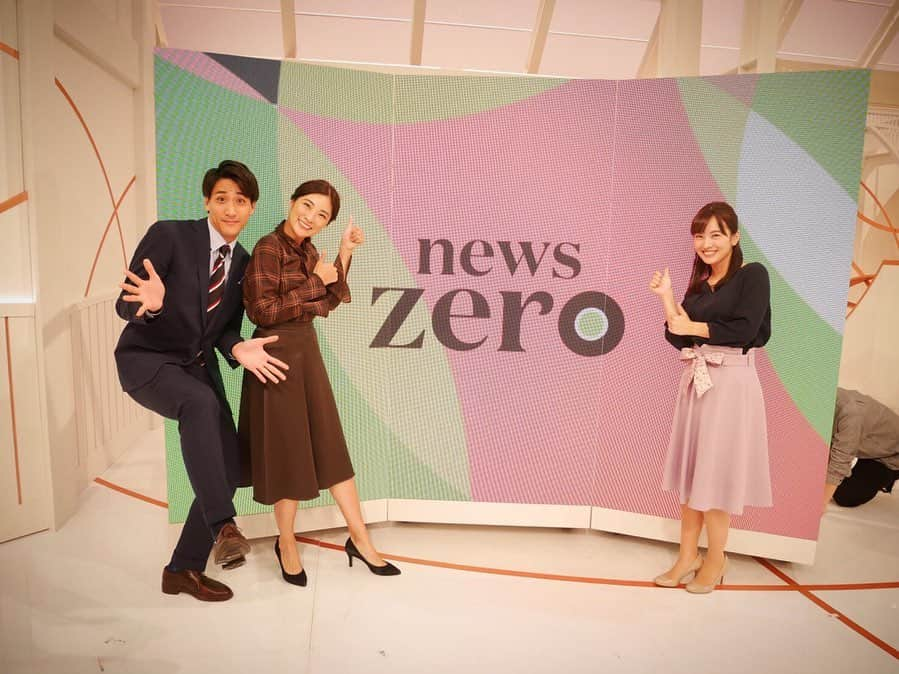 山本紘之さんのインスタグラム写真 - (山本紘之Instagram)「今週からnews zeroリニューアル！ 「zero屏風」と「zeroテラス」でスタジオの雰囲気も変わりました。 そして辻愛沙子さん、小栗泉解説員、新人の河出奈都美アナも仲間に加わりました！ 引き続き、どうか、何卒、これ一つ、どうぞ、よろしくお願い致します。 ・ ・ #newszero #日本テレビ #zero屏風　#zeroテラス #有働由美子 さん #辻愛沙子 さん #小栗泉 解説員 #岩本乃蒼 アナ　#岩本アナ #河出奈都美 アナ　#河出アナ #山本紘之　#山本アナ #テラスは俺が守る #テラスの番人 #引き続き #どうか #何卒 #これ一つ #どうぞ #よろしくお願い致します。」10月31日 15時37分 - yamamoto_hiroyuki.ntv