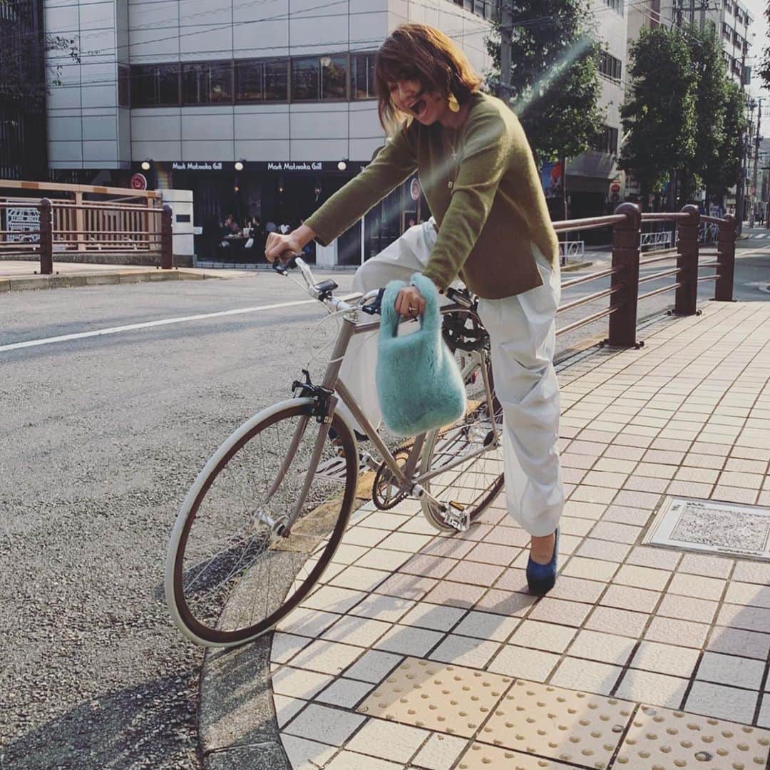 風間ゆみえさんのインスタグラム写真 - (風間ゆみえInstagram)「自転車くらい乗れるわよ。  と、手に取るものの、あれ、 乗れる、乗れないのまえに足が地面に届かない…😑🤣#yumie_k_style」10月31日 15時54分 - yumie_kazama