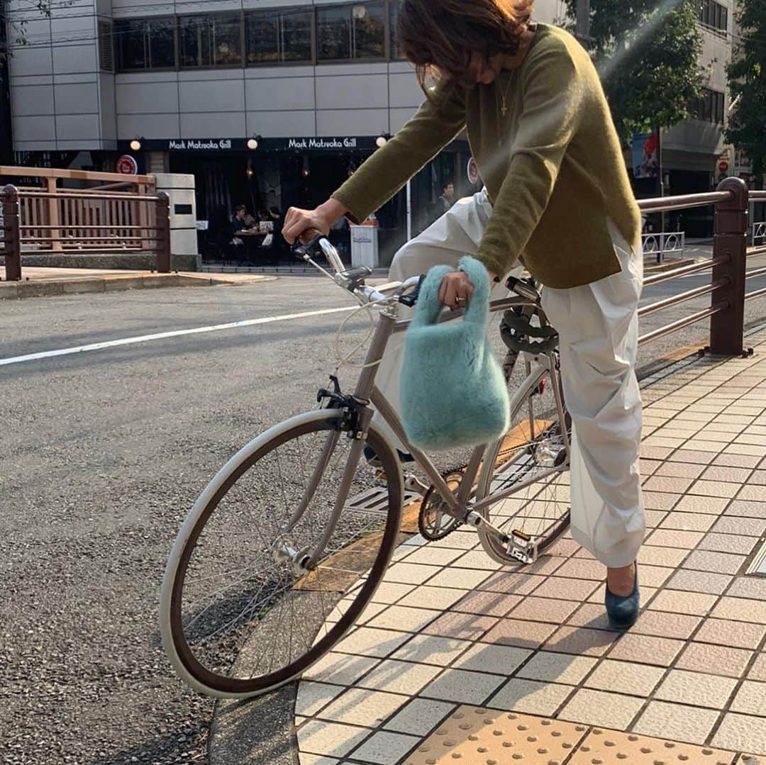 風間ゆみえのインスタグラム：「自転車くらい乗れるわよ。  と、手に取るものの、あれ、 乗れる、乗れないのまえに足が地面に届かない…😑🤣#yumie_k_style」