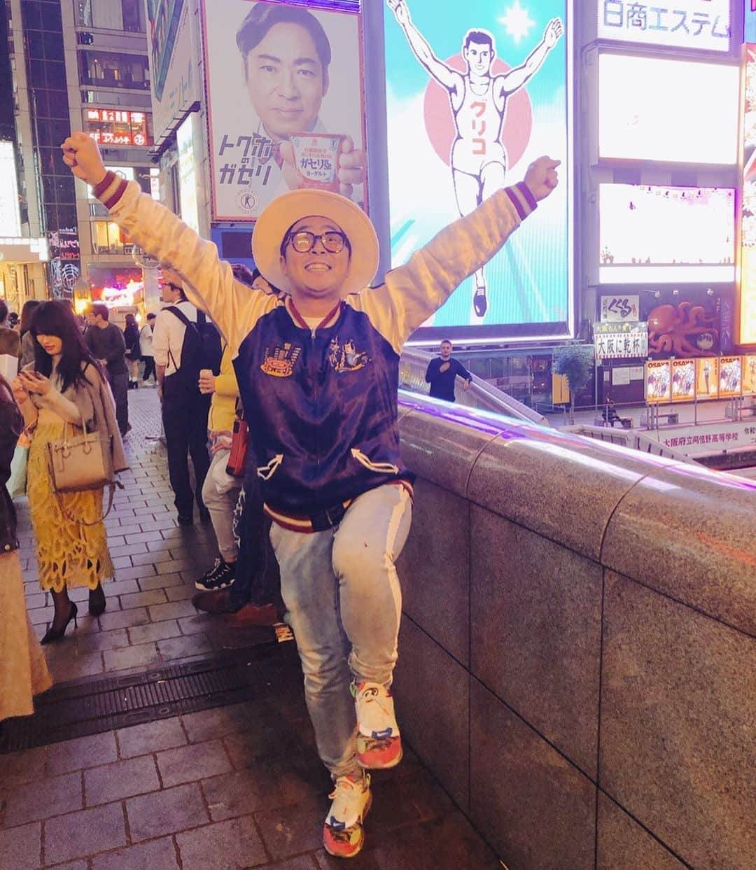 平井俊輔さんのインスタグラム写真 - (平井俊輔Instagram)「大阪。やっぱりうーまい。 #APOLLOAMATEURNIGHT #大阪 最終予選 #セットアップマン #エクスキューシュナー として、 #エクスプロージョン #まちゃあき　くんも一緒にステージをブチ上げてきました。  大阪といえば #お好み焼き でしょ！ 早めに大阪に入り大好きな #天満#千草　へ！ ここはお好み焼きはもちろんうーまい。 他と違うのが、青のり、鰹節のかわりに、ケシの実をふりかけてくれる。 これがまた違った食感でうーまいのよ。 皆様も是非！ 次回の大阪は、 APOLLO決勝！ 11月13日TTホールにて。 また一緒に騒ぎましょう！」10月31日 15時58分 - bobuhirai0311
