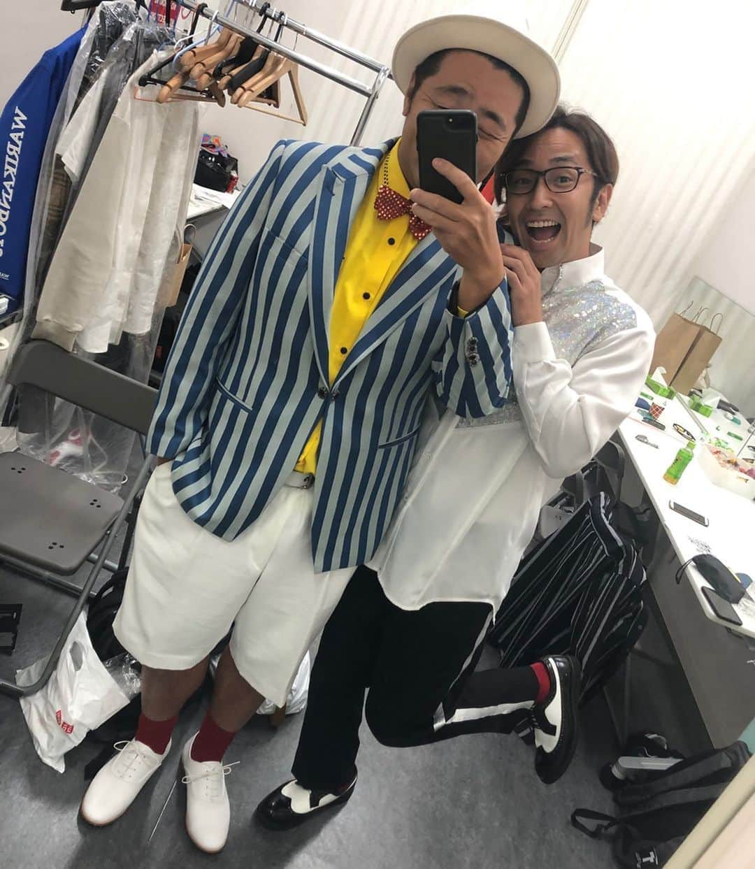 のインスタグラム：「大阪。やっぱりうーまい。 #APOLLOAMATEURNIGHT #大阪 最終予選 #セットアップマン #エクスキューシュナー として、 #エクスプロージョン #まちゃあき　くんも一緒にステージをブチ上げてきました。  大阪といえば #お好み焼き でしょ！ 早めに大阪に入り大好きな #天満#千草　へ！ ここはお好み焼きはもちろんうーまい。 他と違うのが、青のり、鰹節のかわりに、ケシの実をふりかけてくれる。 これがまた違った食感でうーまいのよ。 皆様も是非！ 次回の大阪は、 APOLLO決勝！ 11月13日TTホールにて。 また一緒に騒ぎましょう！」