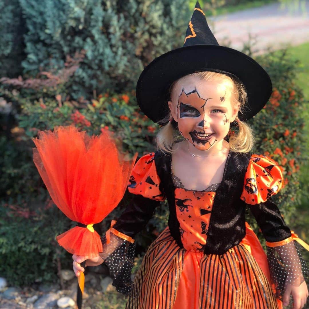 マルティン･リネスのインスタグラム：「Celebrating birthday with halloween costume. Happy birthday E ❤️ @elisablogg」