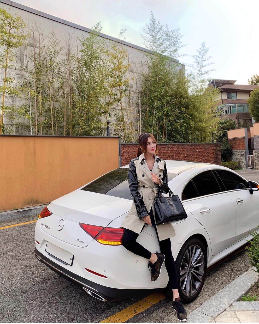 이미아 Mia Lee 李 美兒さんのインスタグラム写真 - (이미아 Mia Lee 李 美兒Instagram)「Never doubt a classic trench coat with a black bag in autumn. 🧥🖤 벌킨백 무겁답니다. 샤넬 클래식, 보이백 어깨줄이 통증 유발한답니다. 스타일링? 귀찮은 나이라 블랙이 좋답니다. 그래도 올 블랙은 좀.. 할머니 같아 보인답니다. 네 네~ 이 백 안쪽 레더가 레드이고, 가볍습니다. 어머니에게도 선물드리고, 생색내고 있습니다.👜🎁」10月31日 16時06分 - mia_personality