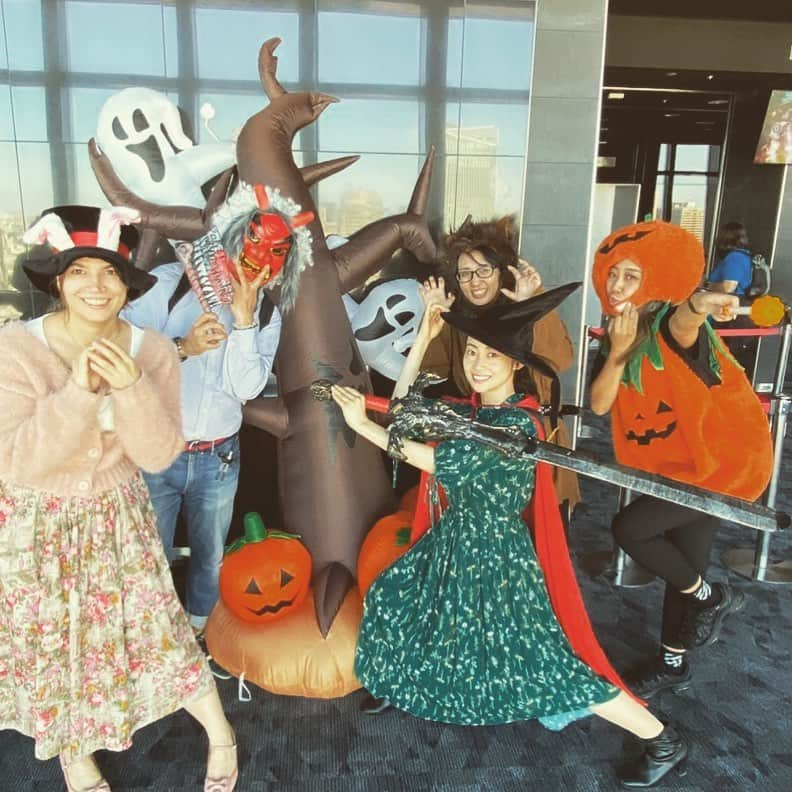 肘井美佳さんのインスタグラム写真 - (肘井美佳Instagram)「Trick or treat!!! Strange people on Halloween!  ハロウィンの仮装ってなぜこんなにも人のテンションを上げるのだろうか。 「勝手に！JAPANガイド」の出演者&スタッフ一同、置いてあるハロウィングッズでひとしきり盛り上がりました。  皆様も良いハロウィンを🎃  #halloween #trickortreat #ハロウィン #イギリスではカボチャではなくカブらしい #街には繰り出さずにおとなしくしてます」10月31日 16時07分 - mikahijii