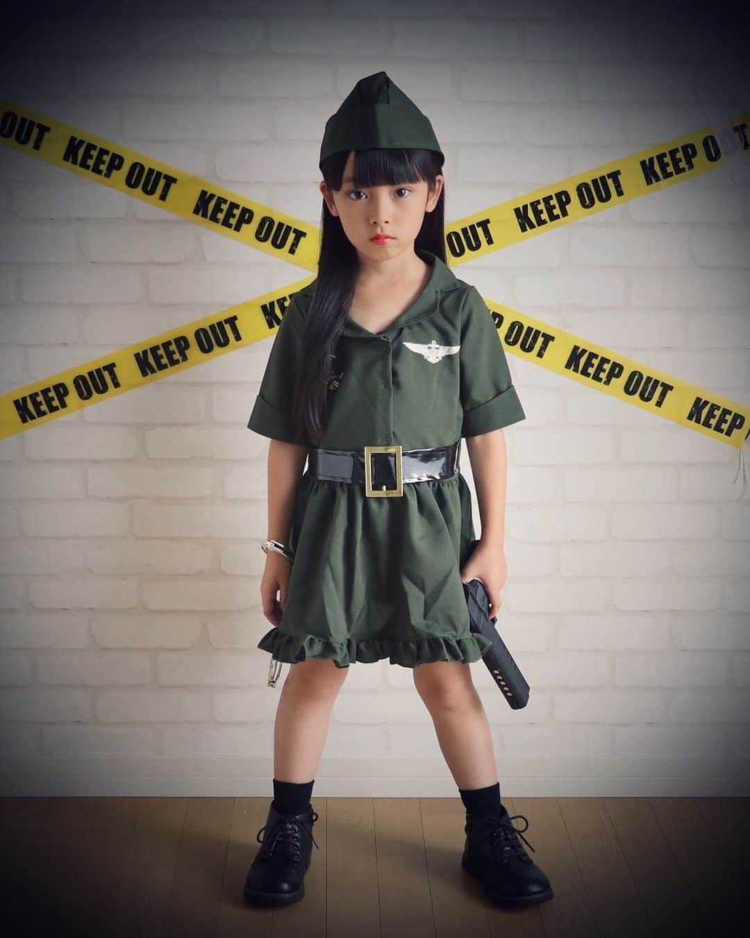 Akiのインスタグラム：「10/31 ・ HAPPY HALLOWEEN🎃🍭 ・ 今年は アーミーポリスでした👮‍♀️🚨 ・ 目力こっっわ☺️← ・ ・ 本当は ゴリゴリに傷メイクとかしてみたかったんだけど 娘、血関係一切拒否なので あえなく断念🤕 ・ その代わり ・ 3coinsで買ったヅラ…ウィッグ←で 少しでも仮装感をだそうと思ったら 全然似合ってなくて笑った☺️ ・ #名前はキャシー ・ ・ 優しいお友達からのお誘いで 念願の トリックオアトリートしてきまーす👻 ・ ・ ・ ・ #smarbyhalloween#ニッセンハロウィン2019 #キャサリンでハッピーハロウィン#キャサリンコテージ#ハロウィン#ハロウィン仮装#ハロウィンコスプレ#アーミーポリス」