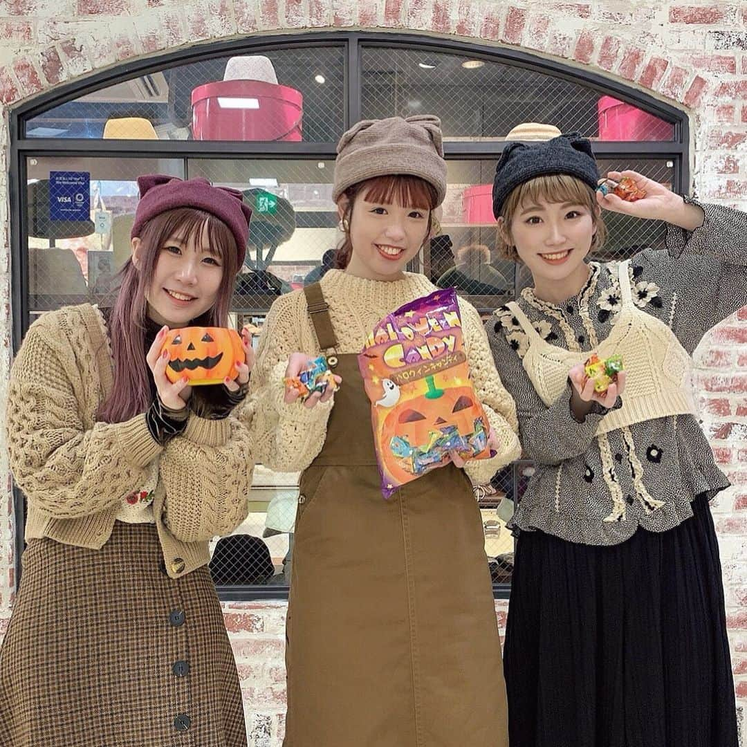 オーバーライドさんのインスタグラム写真 - (オーバーライドInstagram)「⚪︎ 【happy halloween🎃2019】 ・ ハラジュク店はニットアイテムでhalloween code🍭 ・ ニットアイテム×ルミエルトークトークで ほっこりかわいいハロウィンコーデ👻👻 ・ ・ #カオリノモリ #kaorinomori #ハロウィンコーデ #ハッピーハロウィン #リンクコーデ #ニットコーデ #ルミエルトーク」10月31日 16時11分 - kaorinomori_official