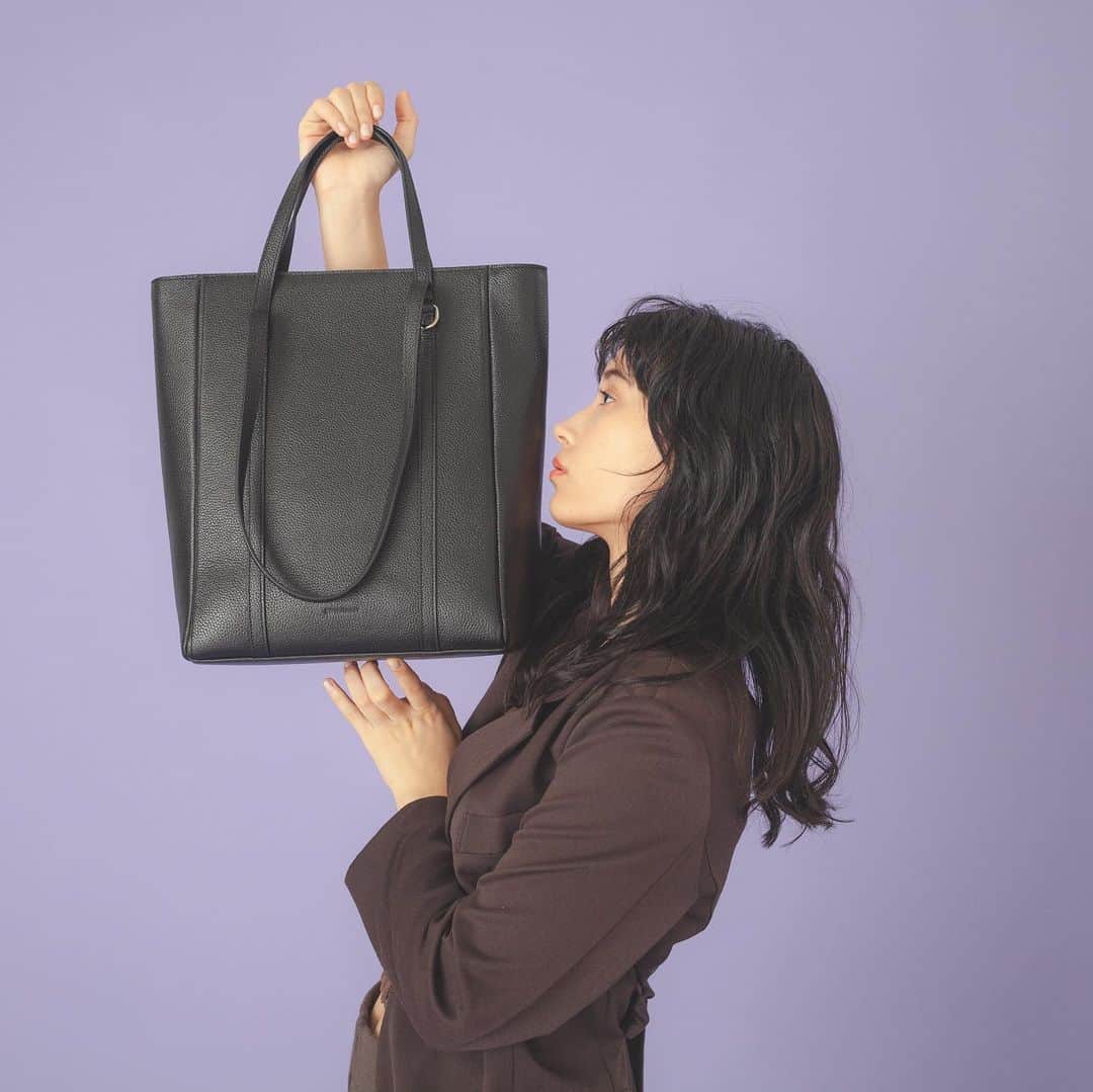 SMIRNASLI_officialのインスタグラム：「Leather Tote . SMIR NASLI 人気レザーシリーズに新作が登場♡ . 柔らかい本革のA4サイズは デイリー使いしやすいシンプルなデザイン！ . color Black/Green/Beige/Silver」