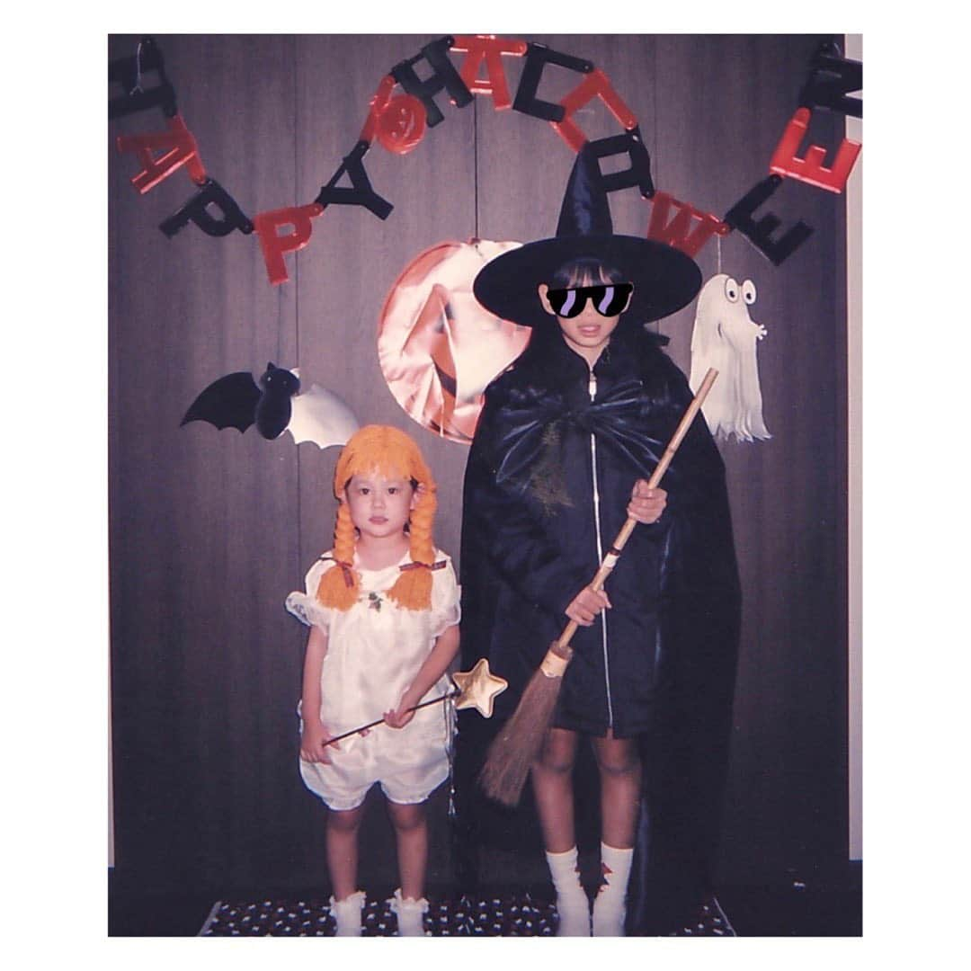 佐藤梨那さんのインスタグラム写真 - (佐藤梨那Instagram)「Happy Halloween 🎃🍭 ． 3才の私はお菓子をもらうに必死だったなぁ🎃 食い意地はこの時からか…🍫🍩． 🎃  #trickortreat 👻 #このカツラはお母さんの手作り #さっき初めて知りました  #好きなHalloweenゲームは #アップルボビング 🍎」10月31日 16時14分 - sato_lina