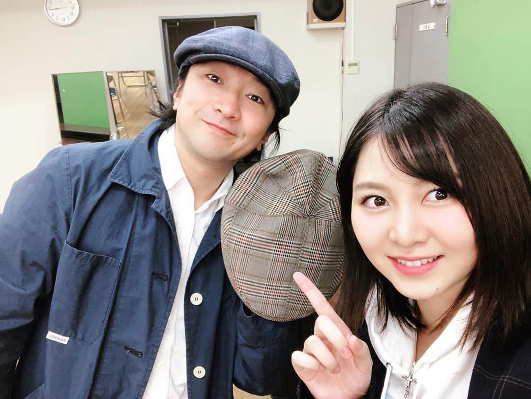 のインスタグラム：「#どれミゼラブル 福岡公演もありがとうございました！今度来るときはもっとゆっくりしたいなー！楽しかったです😊 そして本日は、演出の池田テツヒロさんのお誕生日！と言うことで、みんなでサプライズしたよー🎉 キャスト全員からのプレゼントは、お洒落な池田さんに似合いそうなハンチングにしましたっ！松子が代表でお使い行ったよ🏃‍♀️笑 最後この2つでちょーーー迷ったから、2つ買っちゃいました！笑笑  思った通りとってもお似合い！ よかったー✨  残すところ仙台公演のみとなりましたが、最後まで、チームらぶる(初めて言ったw)で駆け抜けたいと思います！！」