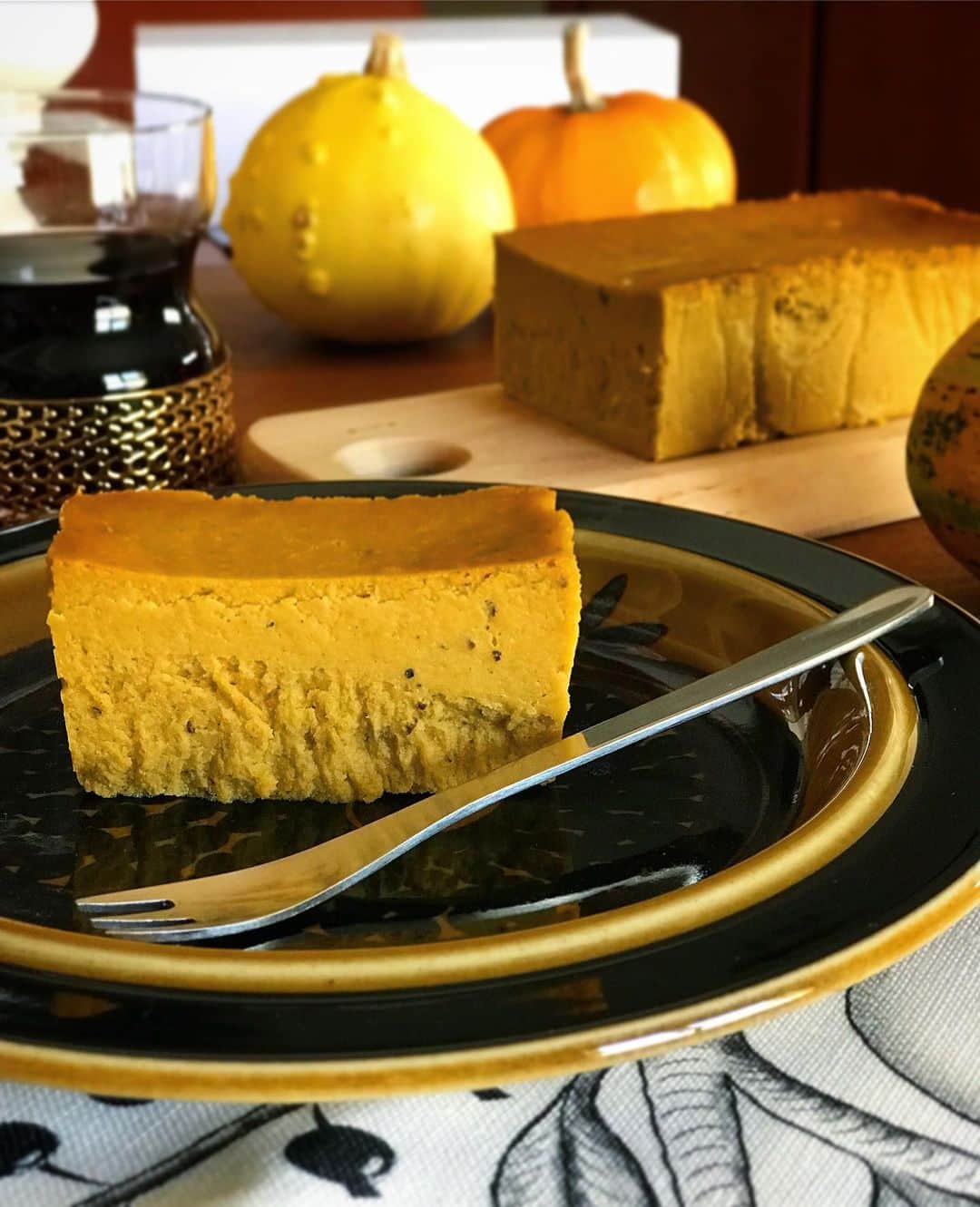 kokochiyoiさんのインスタグラム写真 - (kokochiyoiInstagram)「2019/10/31 ハロウィンの日のおやつは、 @mr.cheesecake.tokyo の #パンプキンチーズケーキ。 ＊ ＊ ＊ スパイスの香りに酔ってしまいそうな 小麦粉ゼロ(#グルテンフリー!)の かぼちゃのチーズケーキは、 どっしり濃厚🎃 だけどふわっと口溶ける、 大人の#チーズケーキ。 たまらなくいい香りで、 赤ワインがしっくりきます🍷 ＊ ＊ ＊ つい先日、たまたまTVで チーズケーキの特集番組を見たので より一層おいしく味わえました😋 うーん美味❤️ ちなみに、プレーンバージョンも最高です。 ＊ ＊ ＊ 使ったお皿は #北欧ヴィンテージ#アラビア、 赤ワインのグラスは #イッタラ #ツァイッカ。」10月31日 16時22分 - kokochiyoi
