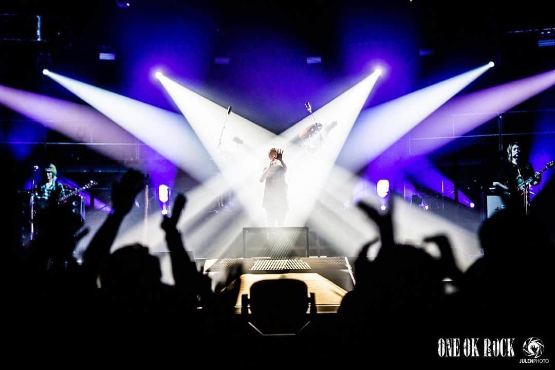 Julen Esteban-Pretelのインスタグラム：「@oneokrockofficial at Hiroshima Arena - Day 1. I think I don’t need to say in which song this photo was taken, right? 😊 #ONEOKROCK #EyeOfTheStorm #JapanTour #JulenPhoto #TOURDREAMS」