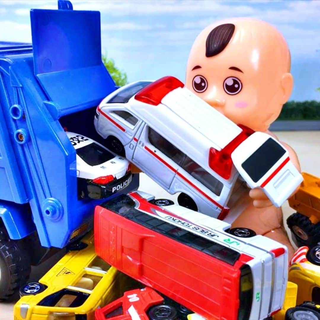 ちびっこギズモのインスタグラム：「ゴミ収集車が次々と ミニカーを片付けます。  まるでミニカーを 食べているみたいです＾＾！ おもちゃで遊んだら片付けようね！」