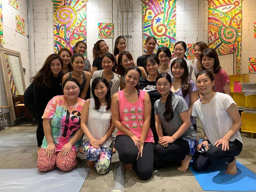 エリナ シルカのインスタグラム：「My first yoga class done in Japanese ✅ 日本でのヨガ、第1回目無事に終わりました〜🧘‍♀️参加してくれたみなさまありがとうございました！そして場所を提供してくれた @norahairsalon とスタッフの皆様、あづばぁレナばぁとセイラちゃん、みんなありがとう〜😆😆😆 また次回も出来るように私自身も頑張ります！」