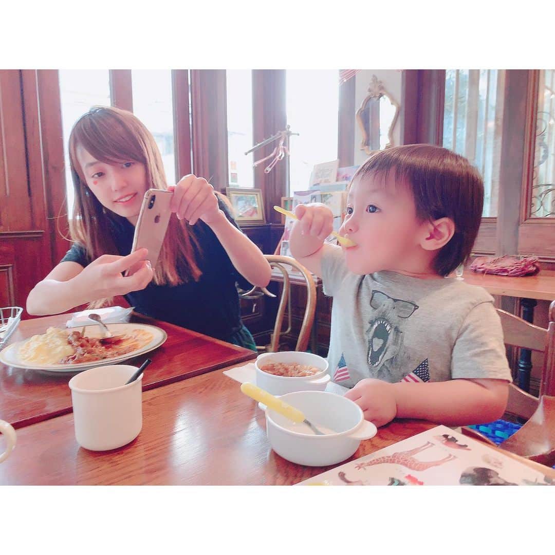 のインスタグラム：「カフェでごはん💓💓💓 ハッシュドビーフを食べてるおちびーぬ🥰🥰🥰 #2才2ヶ月」