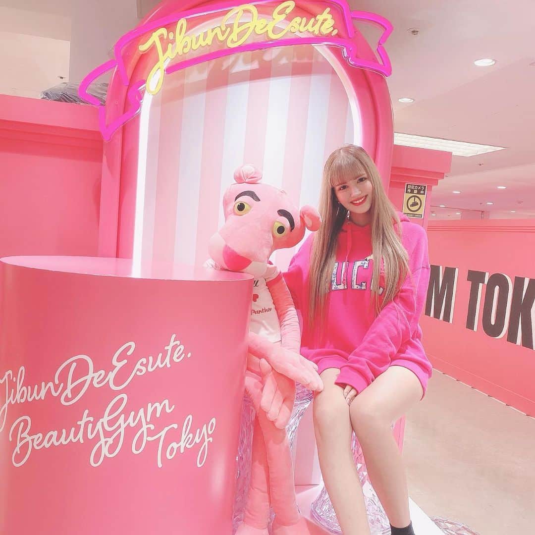 のインスタグラム：「今日はじぶんdeエステ上野店に行ってきました🥰 顎下のお肉撃退と肩こり解消メニューをしてきたよ💕 自分でやるからこそ効果が目に見えて分かるのが嬉しい✨ 店内も可愛くてテンション上がるよ🥳✨ 他にもたくさん店舗あるからみんなも是非行ってみてね♥️ #じぶんdeエステ #セルフエステ #エステ通い放題 #じぶんde女子 #me」