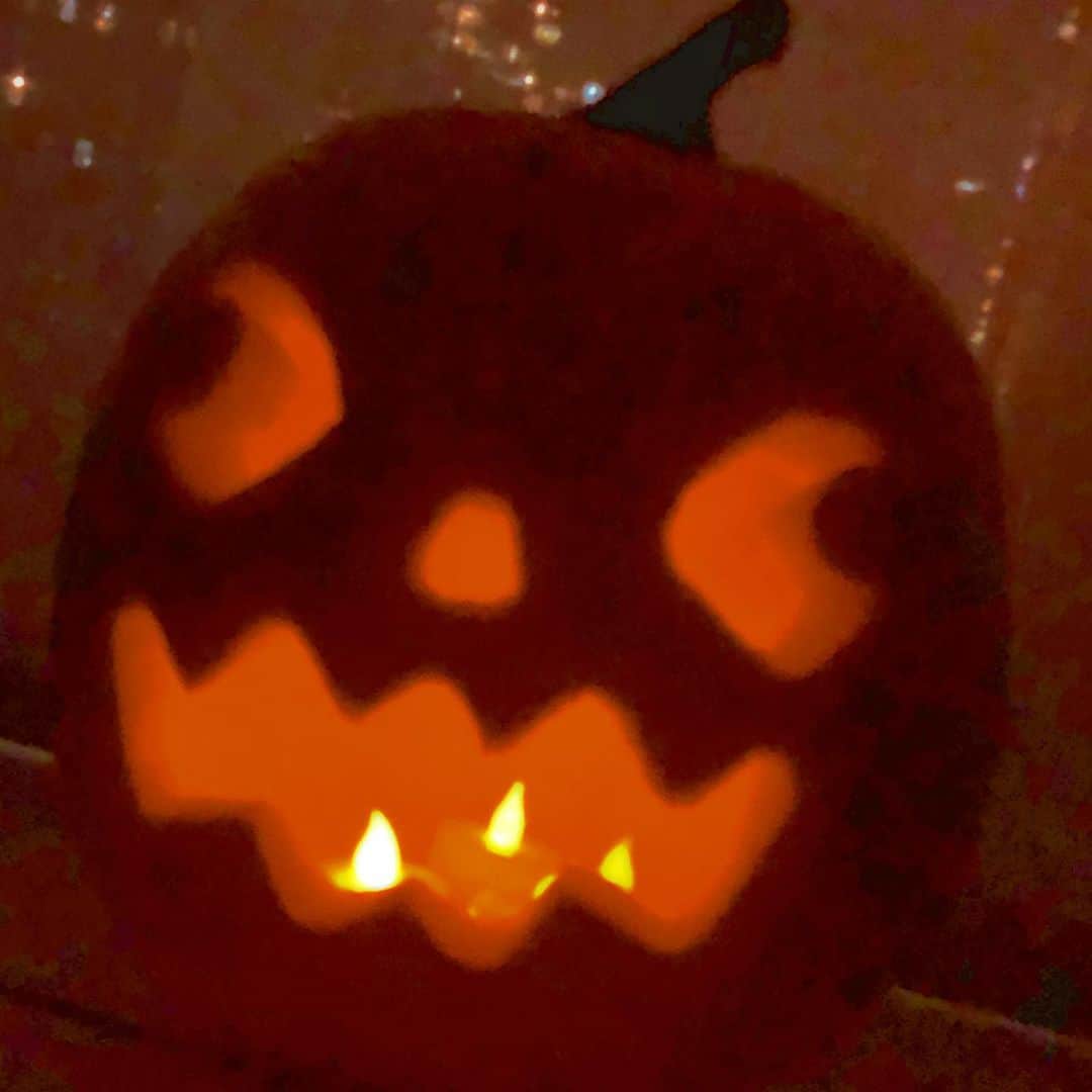のインスタグラム：「🎃Happy Halloween🎃 初カービング。 なかなかうまく出来た気がする！ 写真はボヤけてるけど…  #Halloween#pumpkin#pumpkincarving  #ハロウィン#かぼちゃ#カービング」
