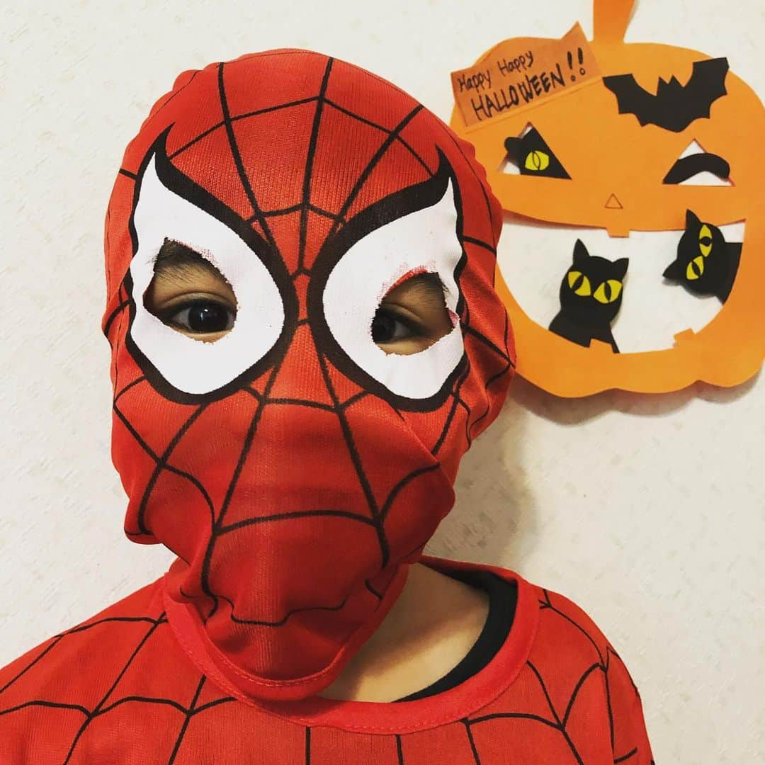 浅川稚広さんのインスタグラム写真 - (浅川稚広Instagram)「『ハロウィンパーティ🎃👻🧟‍♀️』 今日は10月31日、ハロウィンですね🎃🧟‍♂️🧟‍♀️👻🌟 皆さんは色々なハロウィンイベントに参加しましたか😊❓ 今日は、水泳スクールの企画するハロウィンパーティ🎃に息子君が1人で参加しに出掛けました♬ 去年までは幼児クラスだったので、娘も連れて一緒に行きましたが、恐がりの娘は大泣きしていたので、今年は先生にお任せして、自宅待機… スパイダーマン🌟のスーツをネットで購入してみました♬ 覆面を取ることは無いかもしれないのですが、万が一の時に寂しくならないように、顔にもハロウィンシールを貼ってます🎃💕 楽しんで来てくれますように🥰 最後の写真は去年の時のもの。 娘はアナ雪のアナの衣装に猫耳つけて、不思議な感じにww 息子も恐竜ヘルメットにマントでよく分からない…🤣私はアイマスクのみ着用してました〜😓💦 #2019halloween  #ハロウィンイベント #ハロウィンコスプレ #スパイダーマン」10月31日 16時54分 - chiffy1110