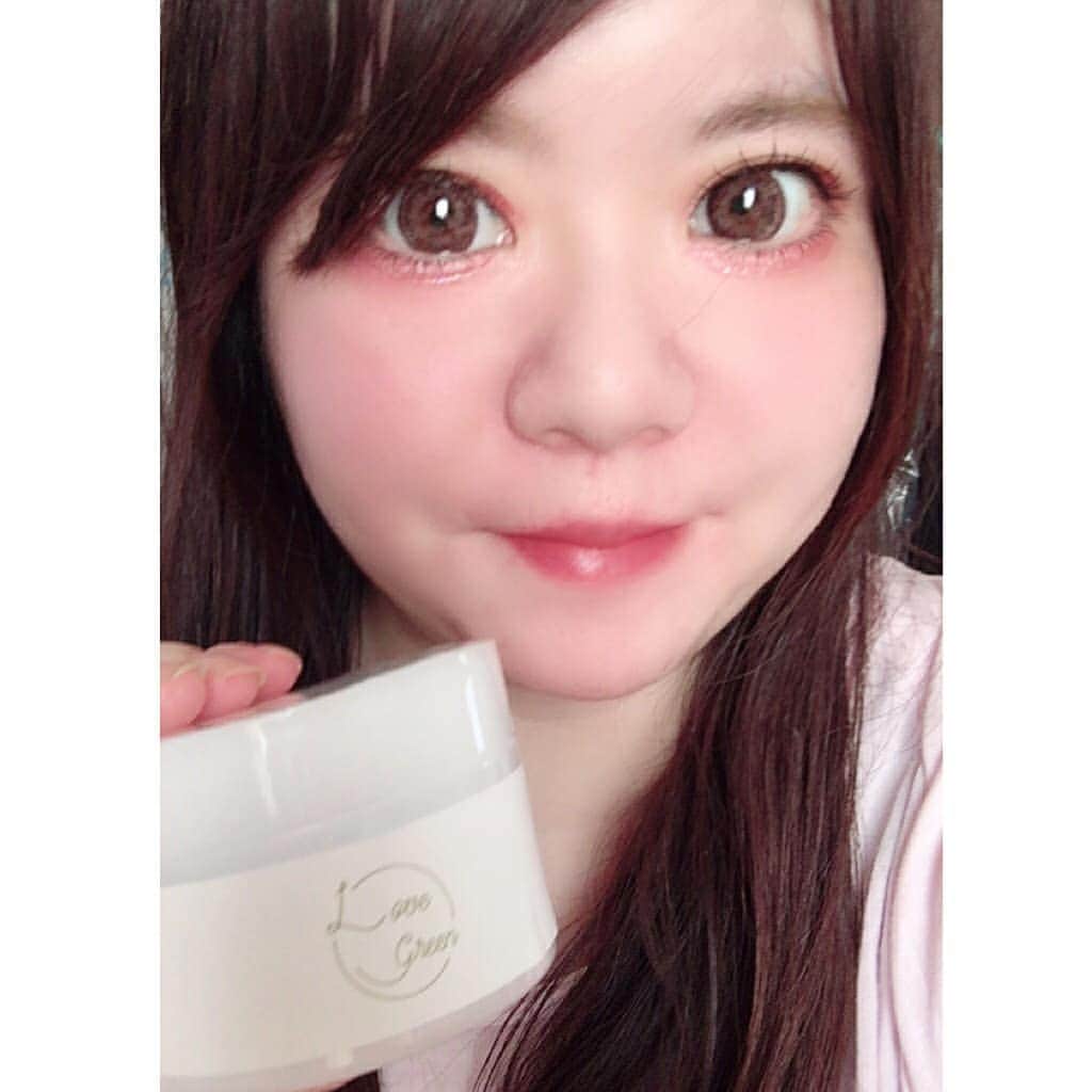 hoshizaki eriのインスタグラム：「こんにちは💕🍀 最近使っている美容クリーム【ラブグリーン】！ . 脚など身体のむくみを 解消してくれるマッサージ クリームなんだけど、 滑らかテクスチャーで 凄く使いやすい💗 良い香りで癒されながら 部分痩せが叶うので本当にすぐれもの！ . 血流を改善してくれるからむくみもなくなるし マッサージしながら美肌になれちゃう！ . こういうクリームは色々試していますが 一番結果が出るし使いやすい🙆 皆さんもラブグリーンを使って 楽しくマッサージして むくみ解消や部分痩せ、 美肌を叶えちゃいましょう💕 . . #ラブグリーン  #痩身クリーム #部分痩せ #血流改善 #むくみ改善 #冷え性改善 #bodycare #beautyitem #bodycareitem #美肌 #PR #pleaselikeit #likebackalways #followme #followback #相互フォロー #맞팔 #팔로미 #뷰티인스타 #인생템 #화장품추천 @az.lovegreen」