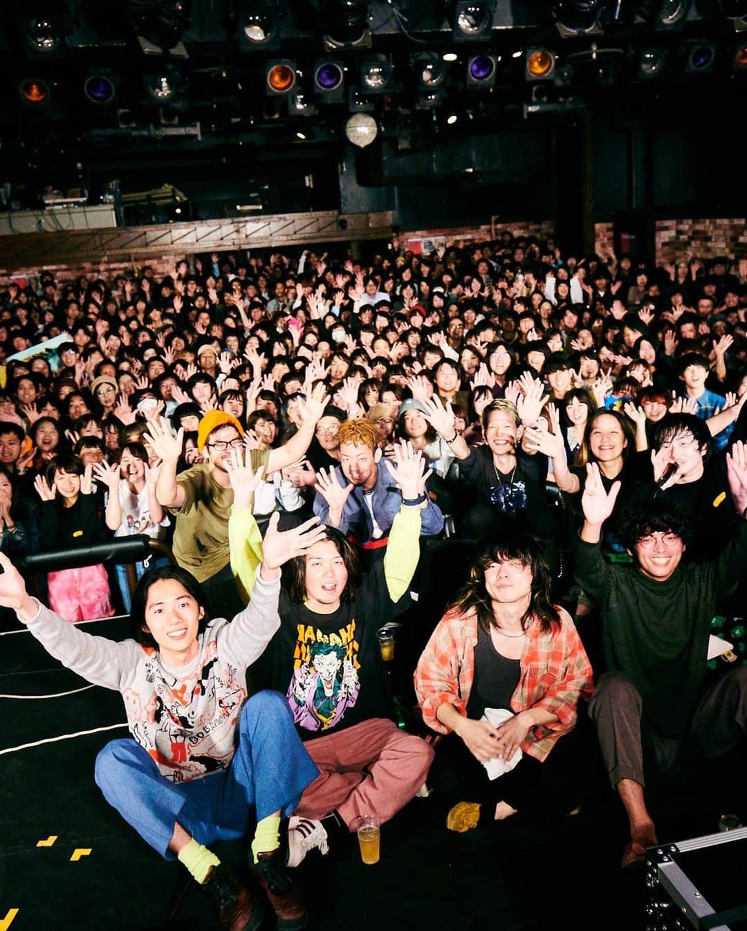 さかしたひかるのインスタグラム：「2019.10.23&28&29 【中国巡演增加演出】 2年前に中国へドミコ 、てんぱ、ものの三組で偶然行くことになりそこからなんやかんやで久々にこの三組で東名阪三本ツアーをしたところでした。2年でこうも変わるなんて本当に素敵。みなさん、それと今回のイベントに関わったたくさんのチームの方々には感謝の気持ちでいっぱいです。それではまた何年か後に👋」