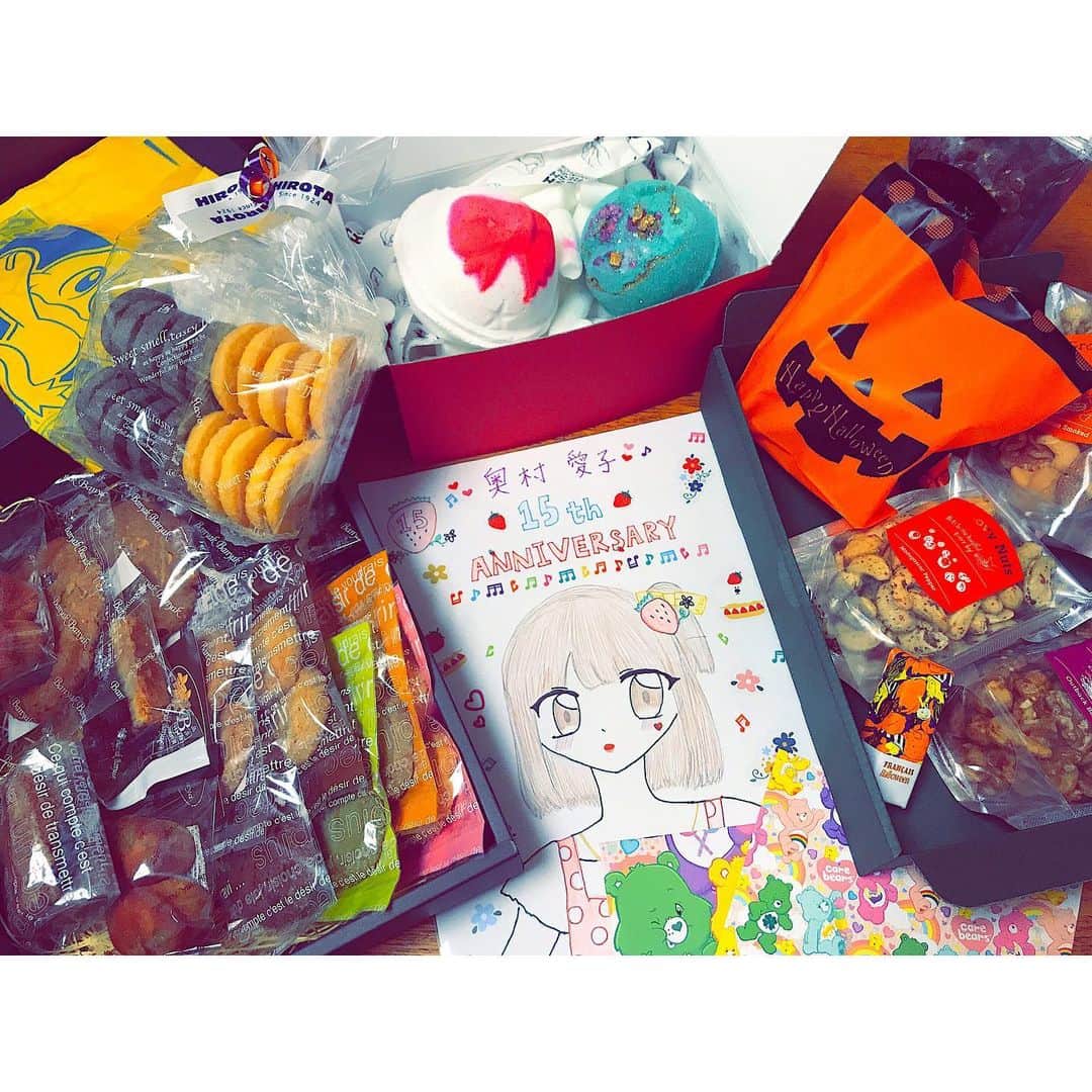 のインスタグラム：「* 🎃ハッピーハロウィン🎃  日曜に差し入れでいただいたお菓子で これから一人ハロウィンティータイム☕️ させていただきます✨  真ん中のは、小学生のキッズがくれた 可愛い絵つきのお手紙。 丁寧に描いてくれたのがとてもわかる…。大事にします＊  写っていないものは楽屋で当日皆でいただきました。割と一斉になくなりました！ありがとうございます😭  #奥村愛子  #halloween」