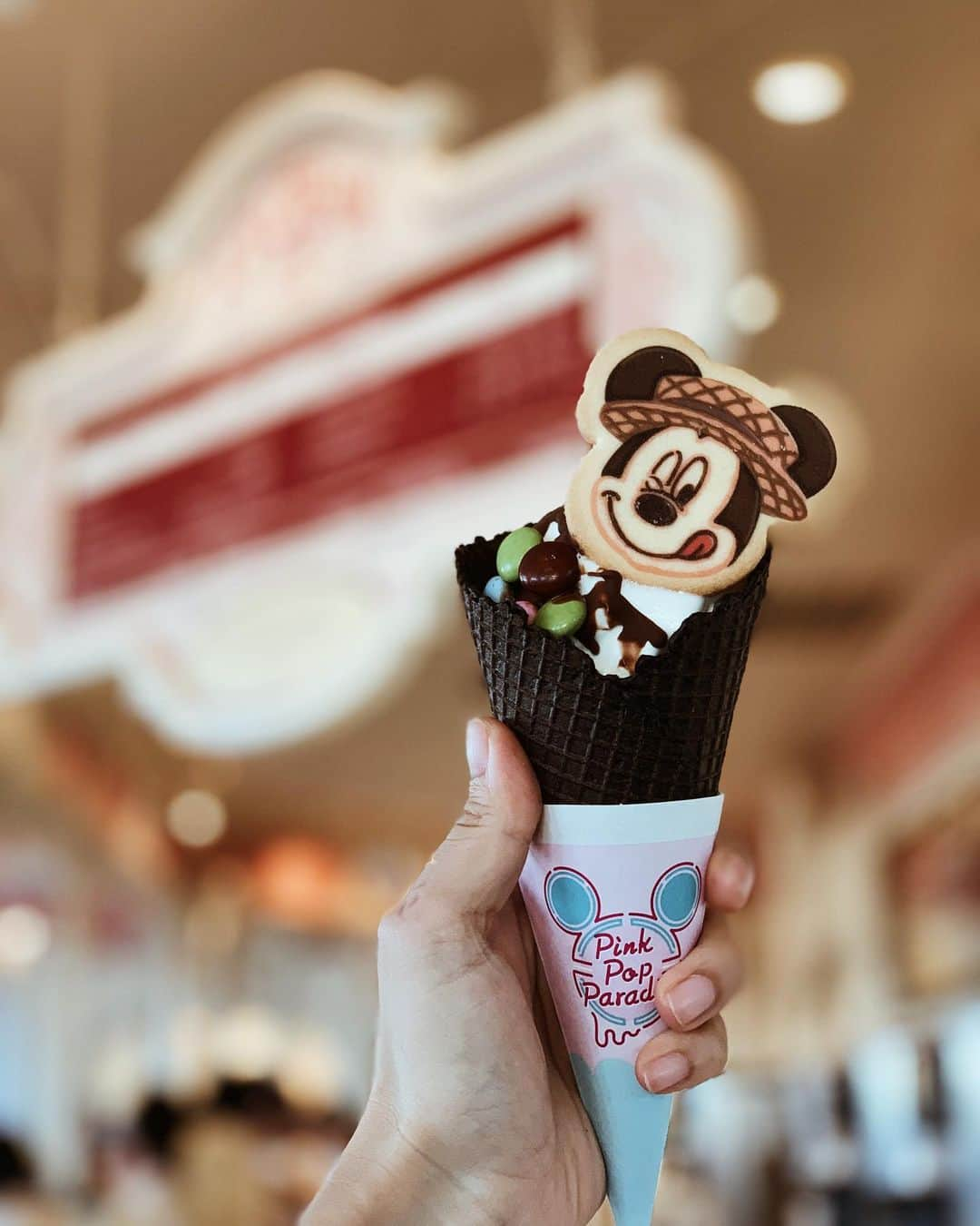 喜田彩子さんのインスタグラム写真 - (喜田彩子Instagram)「﻿ ﻿ 今日も暖かくてアイス食べたくなった🤤🍦﻿ ﻿ 夏のアイスも好きだけど、冬のアイスも好き♡♡﻿ 1年中食べたい🤤🤤🤤﻿ ﻿ ﻿ ﻿ #東京ディズニーリゾート #東京ディズニーランド  #ディズニー部 #ディズニー写真部 #ディズニー大好き #カメラ小僧部 #ディズニー好きな人と繋がりたい #ディズニー写真館 #ディズニーランド #夢の国 #ハロウィン #ディズニーハロウィン #ディズニーコーデ #disneyland #halloween #disneyhalloween #disneyhalloween2019 #disneylove #disneypic #birthdaydisney #disneyresort #tdr #tds #tokyodisneylany #disneyphoto﻿ #sony#sonya7Ⅱ#ソニー﻿ ﻿」10月31日 17時09分 - ayacokida