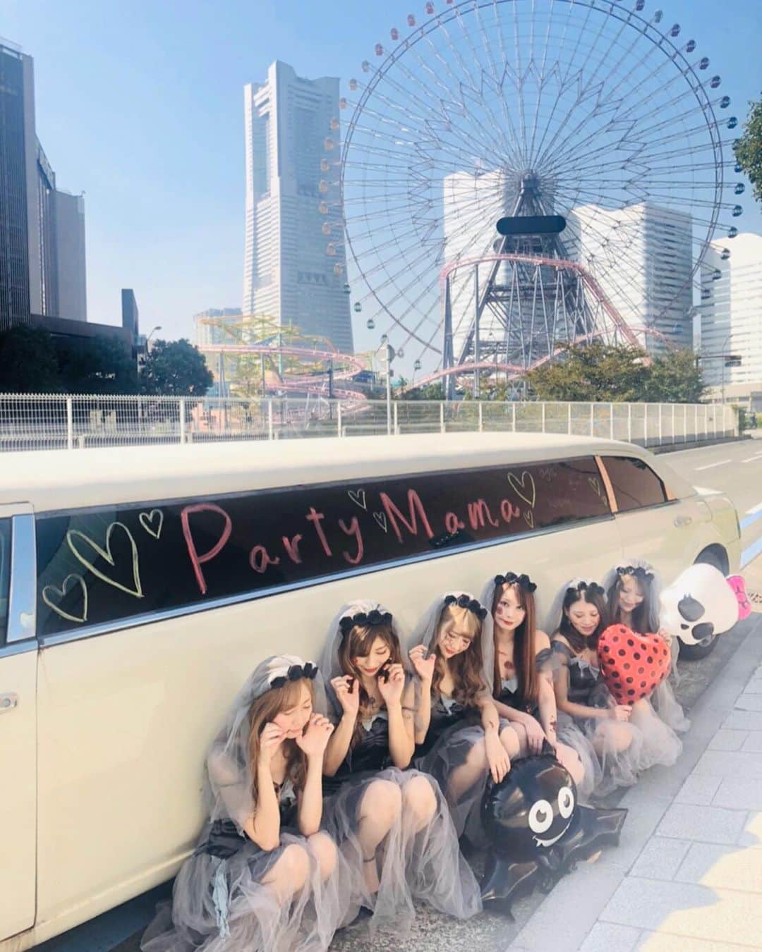 日菜あこのインスタグラム：「Happy Halloween✨🎃 リムパしました💖👻 写メみんなで400枚も撮ってたw 車内の写真はまた後ほど💓 ・ #ハロウィン#リムパ#ママ#横浜」