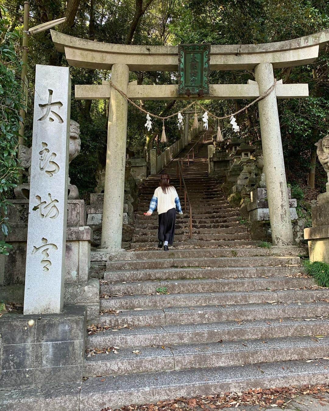 石井美音奈のインスタグラム：「太郎坊宮！登った先にはとても綺麗な景色が！ 道中、色々な神様が沢山いて全部は回りきれなかったけどとても良かった😊 いろんなところ行くけど、所所思うことが違うからなんとも言えないこの気持ち💭  #太郎坊宮 #勝負 #勝負の神様」
