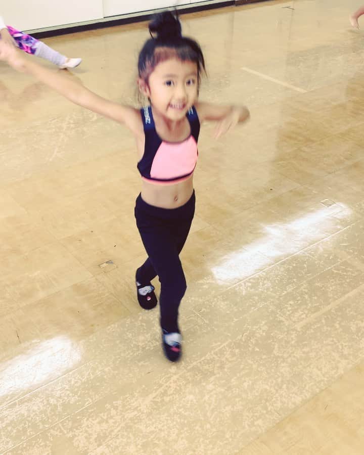 のインスタグラム：「🐣💕 ・ MEGUサンバダンスレッスン🇧🇷 kidsクラス ． まだ幼稚園に行ってるダンサー👯‍♀️ 上手になってきました😊💓 ． 早いステップになるとバラバラになってしまうけど。。もう少しだね〜☺️💕頑張れ、頑張れーー✊✨ ． ． #子供たちは癒し #一生懸命　#可愛い　#kids #kidsdance  #MEGUサンバダンスレッスン  #SAMBA #サンバ #dance #ダンス #習い事 #brasil #brazil  #summer #diet #くびれ #有酸素運動 #training #good #hip #body #bodymake #lesson #腹筋 #背筋  #megumikudo #工藤めぐみ」