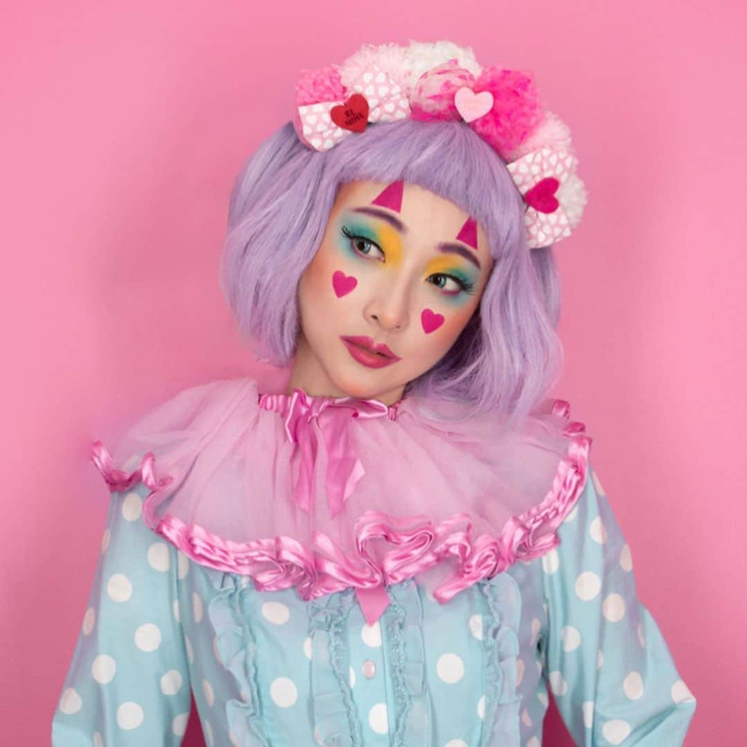 RinRinさんのインスタグラム写真 - (RinRinInstagram)「Happy Halloween! Did you see this video yet? Link in profile~☝︎ @looooo3 did an amazing clown lolita transformation on me 🥰 thank you! (📸 by @looooo3 ) . . 👉🏻 #rinrinhalloween . . #rinrindoll #rinrinyoutube #looooo3 #sugarpill #halloween #halloweenmakeup #clownlolita #halloweencostume #ハロウィン #ハロウィンメイク #ハロウィンコスプレ #ハロウィンロリータ #ピエロ #ピエロメイク #ロリータピエロ #コスメ #メイク」10月31日 17時15分 - rinrindoll