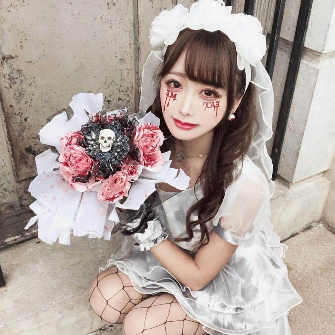 さきぼんさんのインスタグラム写真 - (さきぼんInstagram)「花束は手作り🥀🖤 . . #sugar﻿ #ハロウィン﻿#コスプレ﻿#衣装﻿#仮装﻿#usj ﻿#usjコーデ ﻿#コスプレ買うならシュガー﻿#ハロウィンコス#sugarハロウィン#sugarコスプレ #american ﻿#halloween ﻿#halloweencostume ﻿#コスチューム﻿#渋ハロ#花嫁ゾンビ#ゾンビ #セクシーコスプレ#ユニバハロウィン#ハロウィン買うならsugar #さきぼん関西 #さきぼんハロウィン🎃 #さきぼんsugar」10月31日 17時17分 - sakibon69