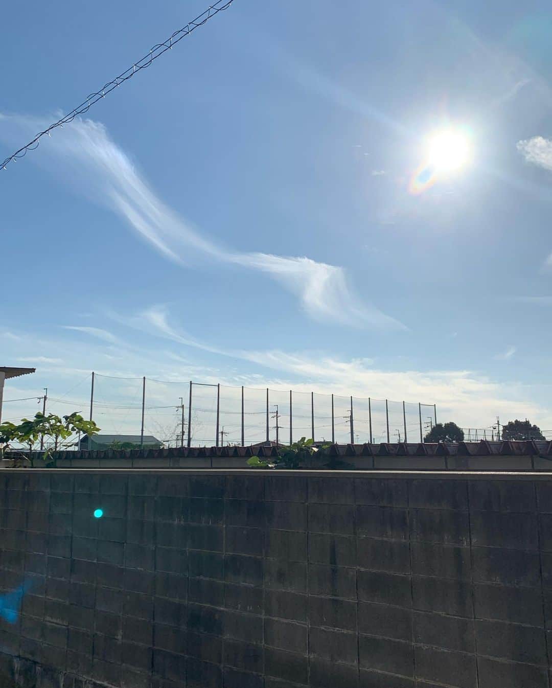 酒井大祐さんのインスタグラム写真 - (酒井大祐Instagram)「先日、ふと空を眺めてみた。  ん〜普通のようなじゃないような。  でもなんか写メ撮ろうと思いたったわけです。 皆さん、空眺めてますか？ #不思議な雲 #不思議な空 #勘違いかな #久しぶりに空を撮った  #ご意見下さい」10月31日 17時21分 - daisukesakai1022