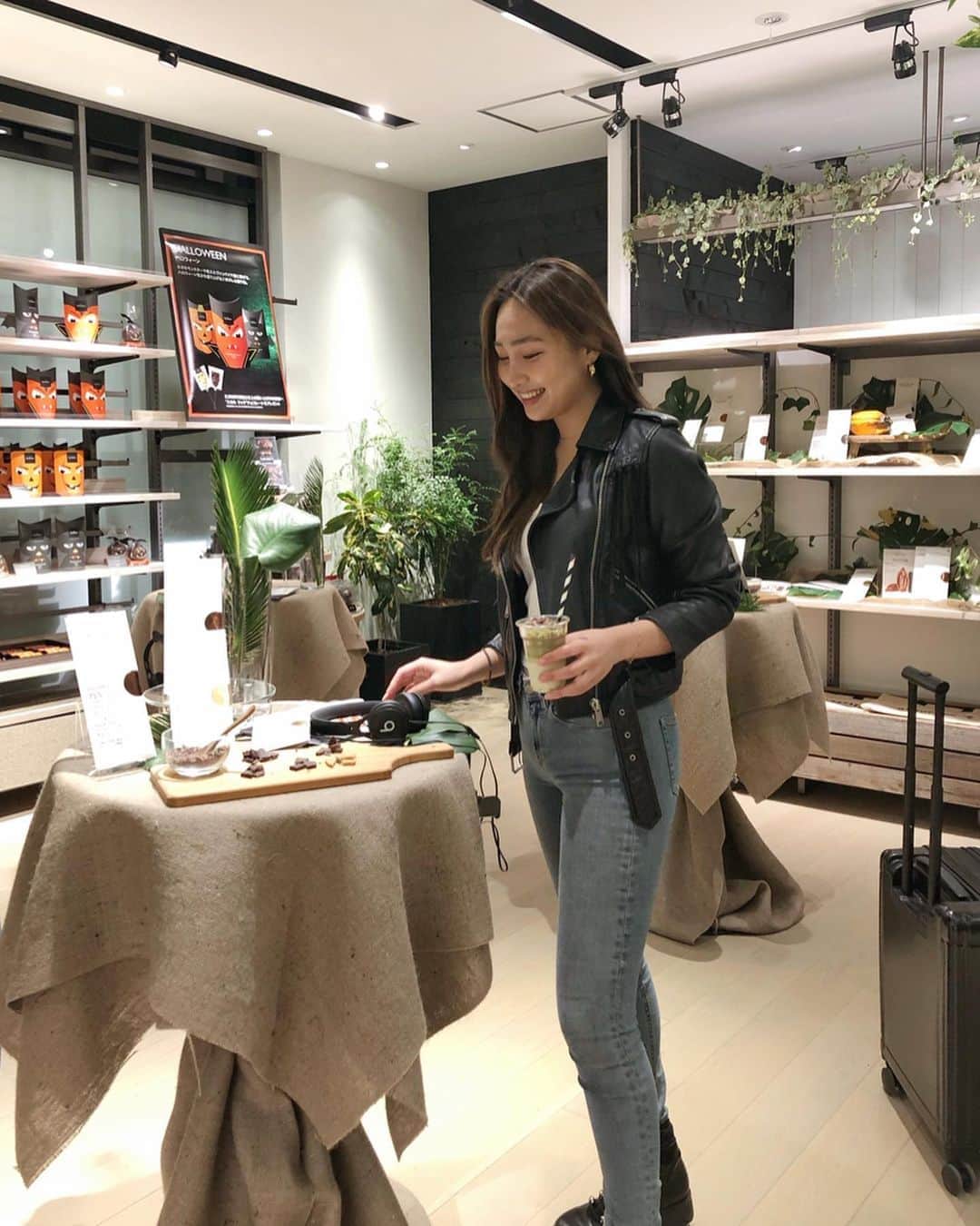 のインスタグラム：「HOTEL Chocolat 🍫🇬🇧 イギリスで人気のカカオブランド「ホテルショコラ」の日本初路面店が11月1日(金)表参道にOPEN！  一足先にレセプションへおじゃましてきました❤︎ エシカル&サスティナブルな取り組みをされていて、こだわりがとても伝わるブランド。  世界中で10%しか採れない希少なファインカカオを使った、レア&ヴィンテージコレクションなど上質なチョコレートが楽しめます。 パッケージもスタイリッシュでギフトにも大活躍しそう。  2階はカフェスペースになっていて カカオから蒸留したジンを使ったカクテルなど珍しいアルコールメニューもあったよ！ 私が飲んでるMATCHAチョコレートドリンクも美味しかった🍵💋 お土産にいただいたカカオ袋を再利用したエコバッグも、お気に入りすぎる。 是非見に行ってみて💋  あぁ、ベッドでチョコレート食べるのってしあわせ🤣💕 @hotelchocolatjp  #ホテルショコラ#ホテルショコラ表参道店#hotelchocolat #hotelchocolatpr」