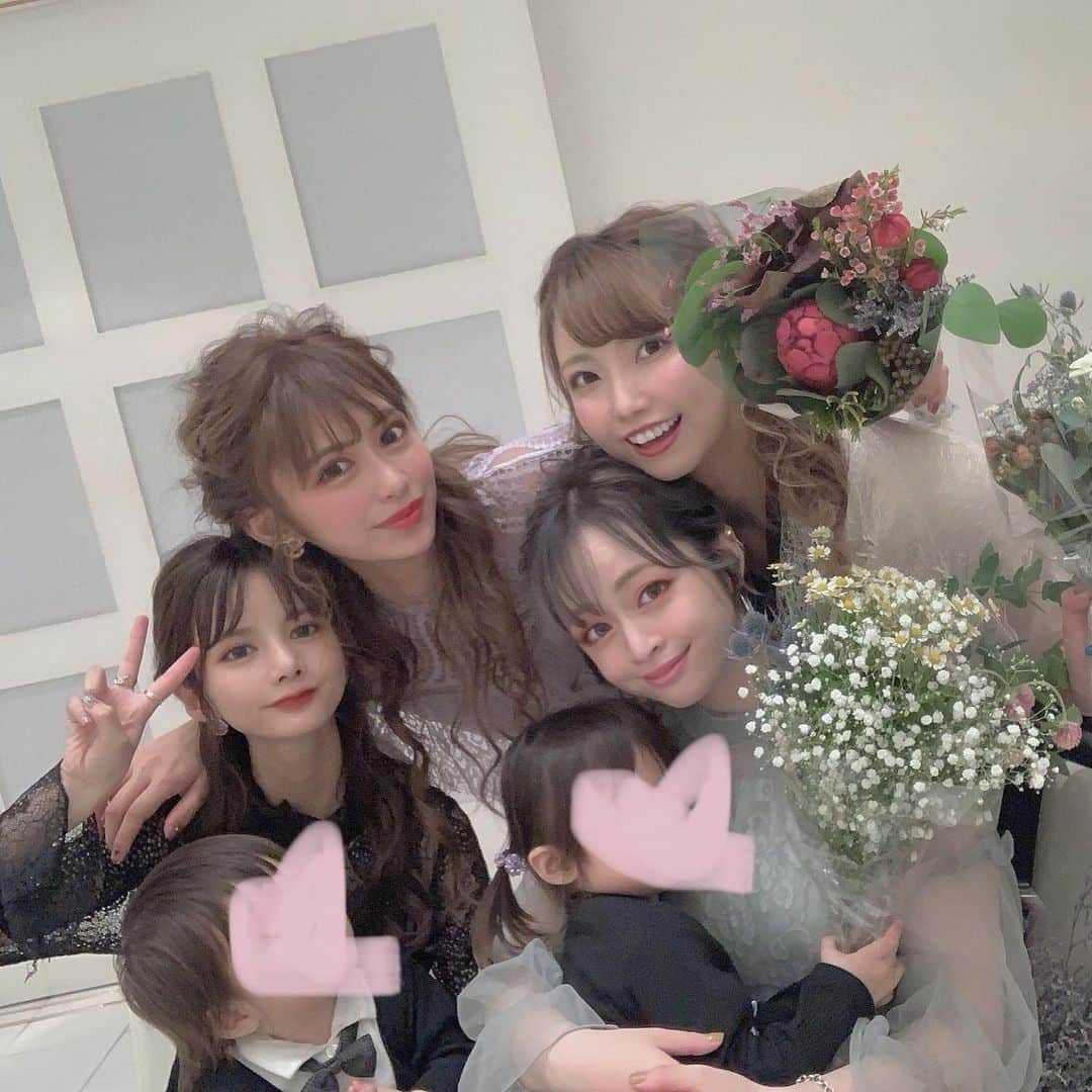 MISAさんのインスタグラム写真 - (MISAInstagram)「ㅤㅤㅤㅤㅤㅤㅤㅤㅤㅤㅤㅤㅤ 遅くなったけどりこちゃんとてんくんの 結婚式に招待して頂きました😭💜 子供たち連れてやし迷惑とかからんかなとか すごい不安やったんやけどみんなたくさん遊んでくれて せいちゃんるりちゃんにも会えて楽しかった👼🏻💕💕 ㅤㅤㅤㅤㅤㅤㅤㅤㅤㅤㅤㅤㅤ りこちゃん元々白くて天使みたいやのに ウエディングドレス着てるりこちゃんはもっともっと 綺麗で式場も全部が素晴らしくて素敵やった😭❤️❤️ 大変やったと思うのに子どもたちに プレゼントまで本間にありがとう🙇🏻‍♀️ ずっと仲良さそうに笑い合って話してる 2人見てたら幸せな気持ちになれました🥺💕 あんなに素敵な場に呼んでくれて本間にありがとう🐰💓 ㅤㅤㅤㅤㅤㅤㅤㅤㅤㅤㅤㅤㅤ これからも4人で幸せな家庭を築いていってね 本当におめでとう☺️💕💕 ㅤㅤㅤㅤㅤㅤㅤㅤㅤㅤㅤㅤㅤ  同じテーブルやったみんなも子どもたちのこと 見てくれて本間にありがとう😭助かりました😭❤️ バタバタやったから次はゆっくり大分観光がてら行きたいな〜🐰💓 ㅤㅤㅤㅤㅤㅤㅤㅤㅤㅤㅤㅤㅤ  沢山質問あったドレスはAmazonで 「結婚式　ドレス」で出てきたものです💕 Sサイズ、152cmで脛あたりの丈感でした💜 黒可愛い〜と思って黒にしたけど 淡いカラーのドレス着てる人結構いてめっちゃ可愛かった😳❤️ ㅤㅤㅤㅤㅤㅤㅤㅤㅤㅤㅤㅤㅤ 子どもたちの服は 娘ワンピース amazon 靴下、靴　西松屋 息子ロンパース　西松屋 靴　コンバース です💖 本当は息子もネットで頼んでたんやけど 間に合わなくて急遽西松屋で買いました😭 帽子とかついてて可愛かったんやけどなあ🥺 私が黒のドレスだったので子どもたちも 黒でまとめました☺️💕💕 ㅤㅤㅤㅤㅤㅤㅤㅤㅤㅤㅤㅤㅤ  ㅤㅤㅤㅤㅤㅤㅤㅤㅤㅤ ㅤㅤㅤㅤㅤㅤㅤㅤㅤㅤㅤㅤㅤ」10月31日 17時31分 - chatae._